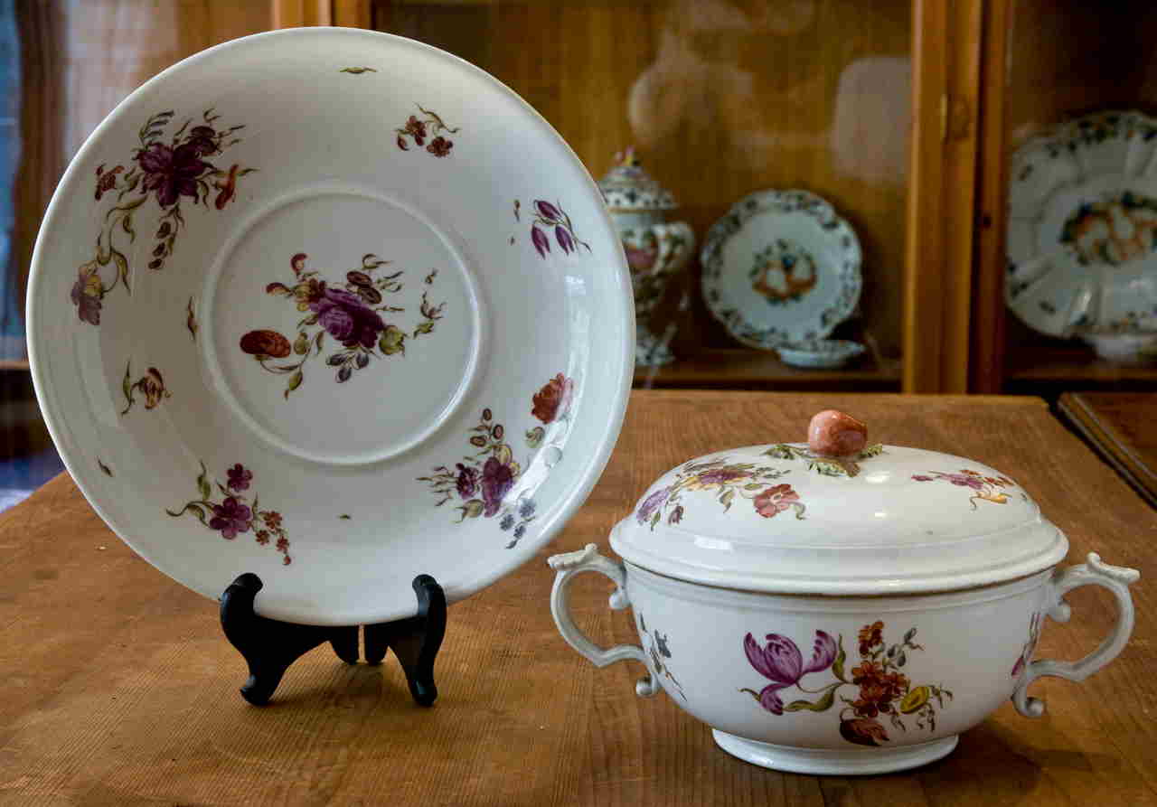 fiori con motivi decorativi vegetali (tazza da brodo) di Manifattura di Nymphenburg (XVIII)