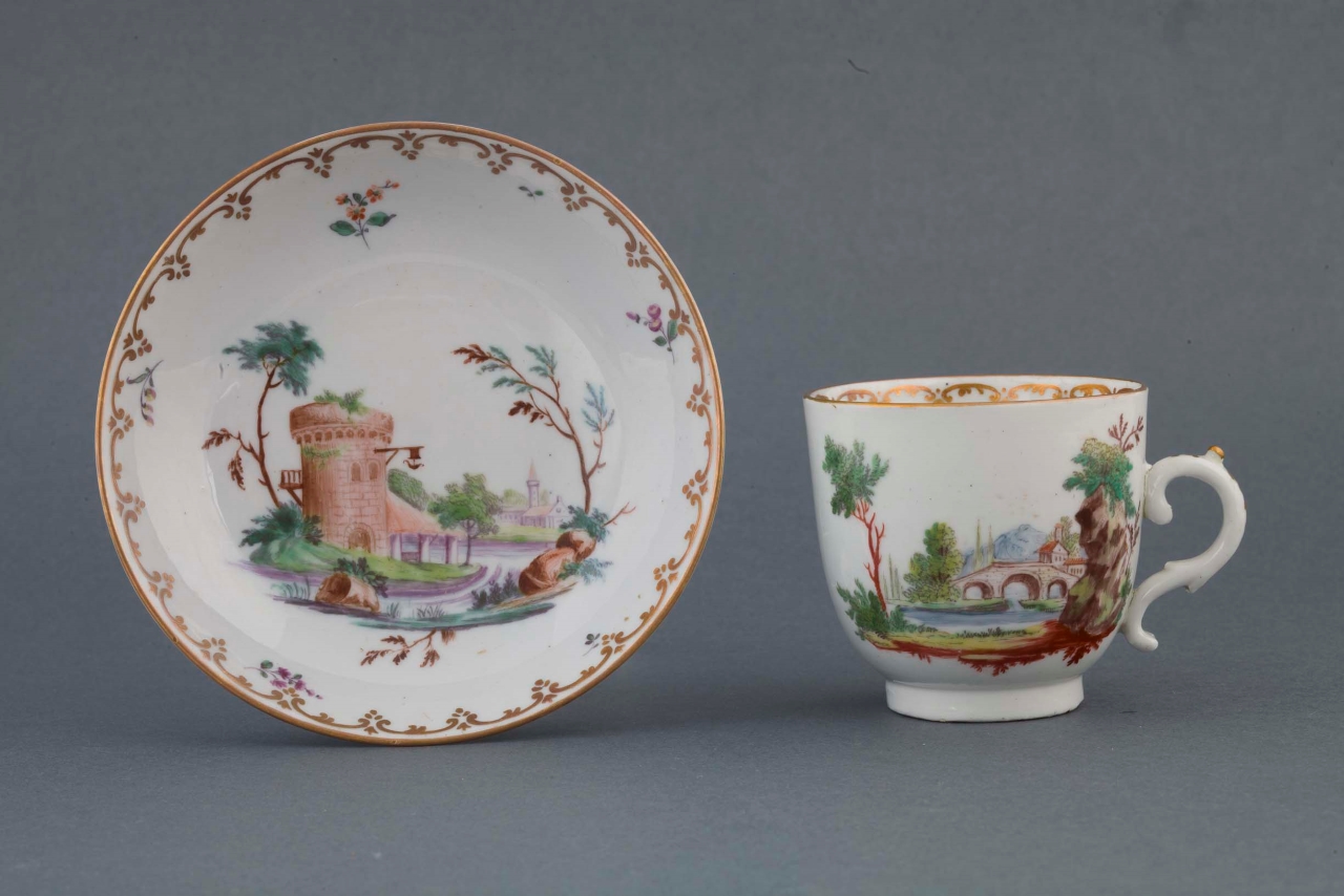 costruzioni architettoniche in paesaggio con motivi decorativi vegetali (tazza, serie) di Manifattura Cozzi (seconda metà XVIII)
