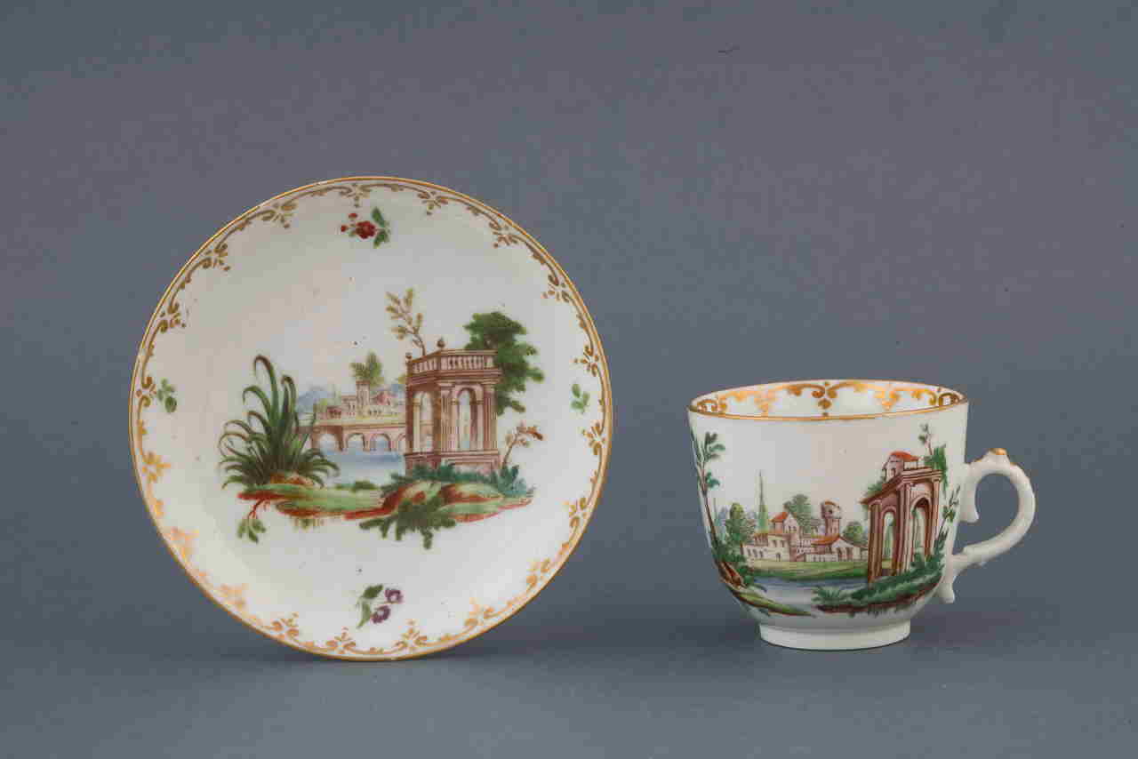 costruzioni architettoniche in paesaggio con motivi decorativi vegetali (tazza, serie) di Manifattura Cozzi (seconda metà XVIII)