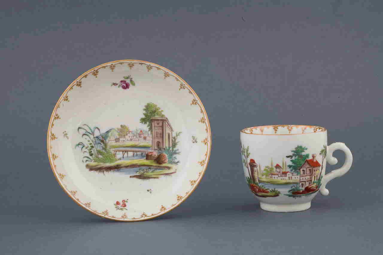 costruzioni architettoniche in paesaggio con motivi decorativi vegetali (tazza, serie) di Manifattura Cozzi (seconda metà XVIII)