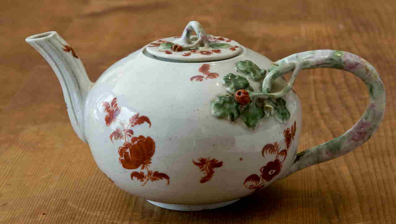 motivi decorativi vegetali (teiera) di Manifattura Cozzi (seconda metà XVIII)