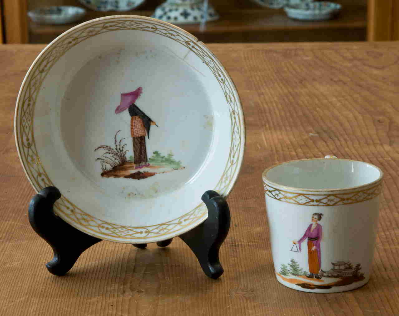 figura asiatica con motivi decorativi geometrici (tazza) di Manifattura Volkstedt-Rudolstadt (XIX)