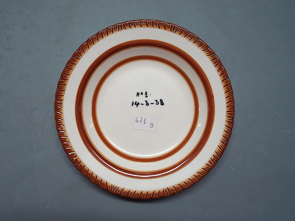 piatto da frutta, opera isolata - ambito friulano (secondo quarto sec. XX)