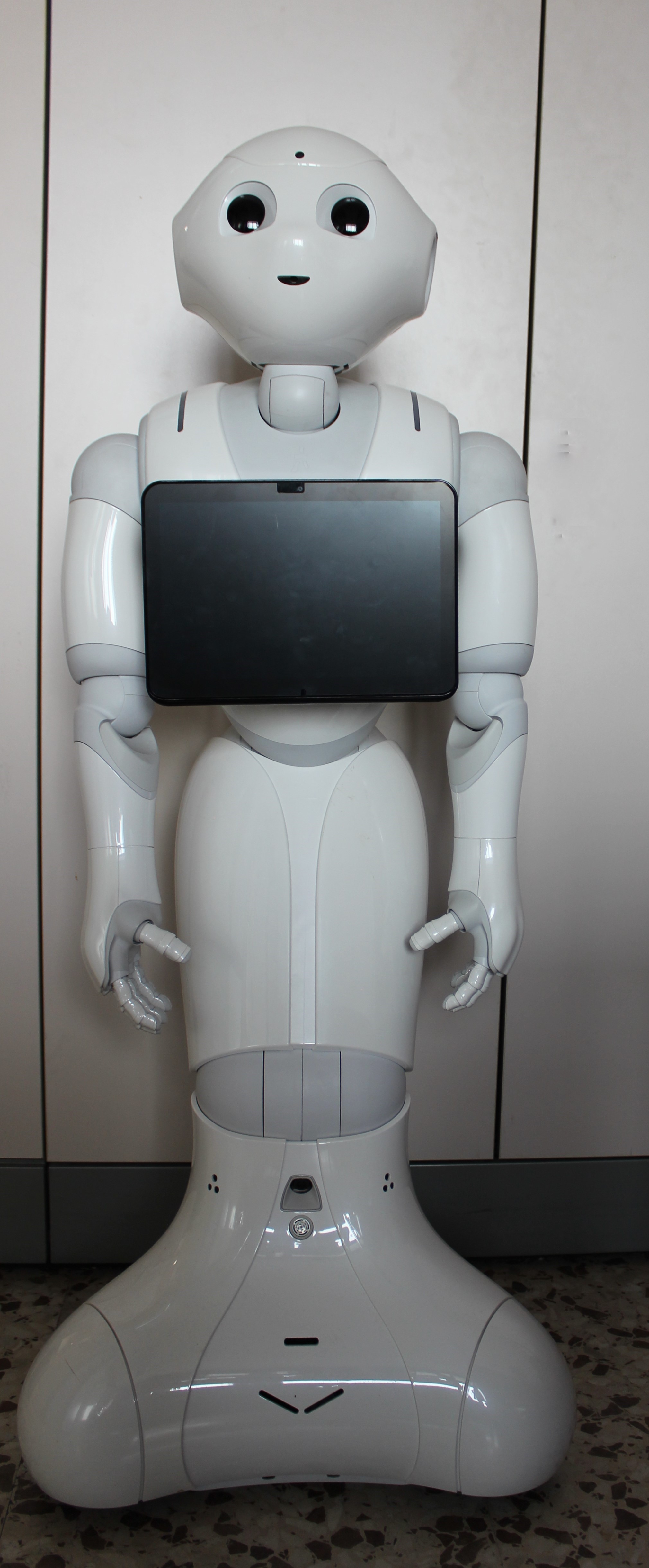 Robot umanoide bianco con schermo sul petto