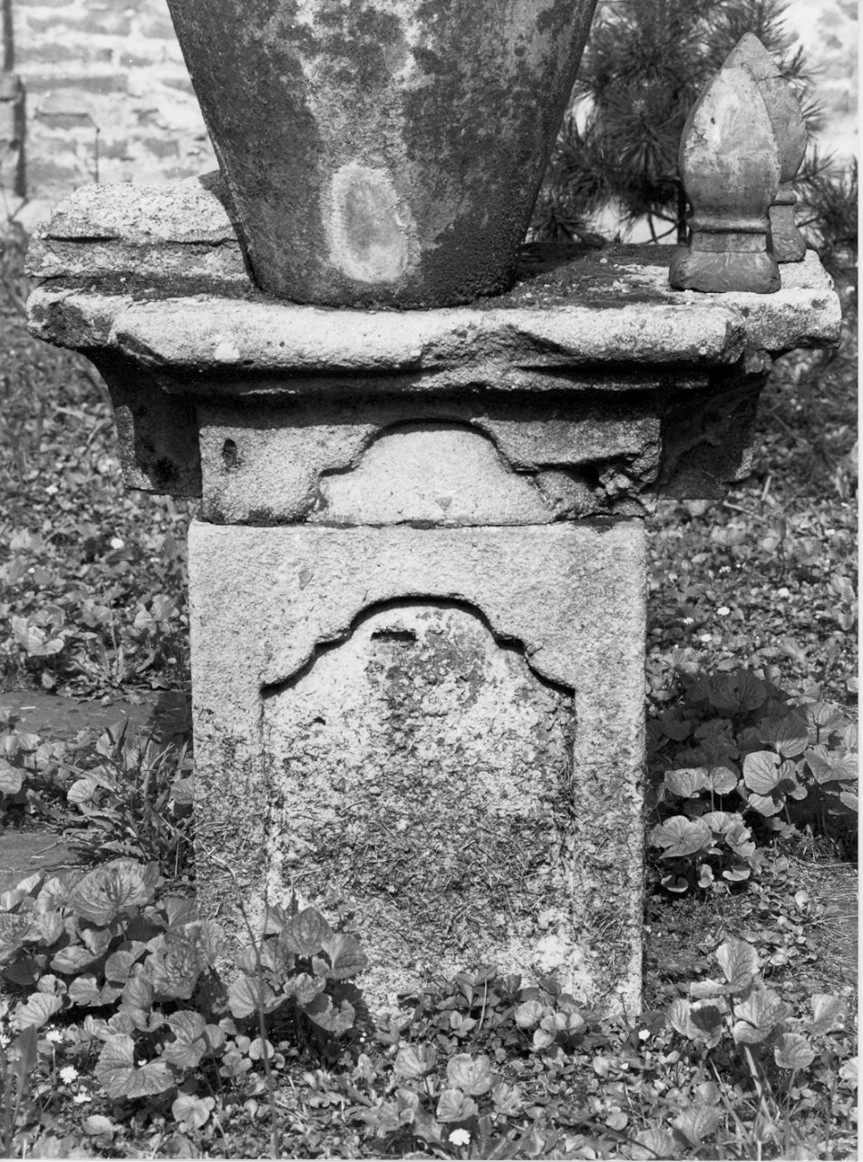 piedistallo di statua - bottega italiana (sec. XVIII)