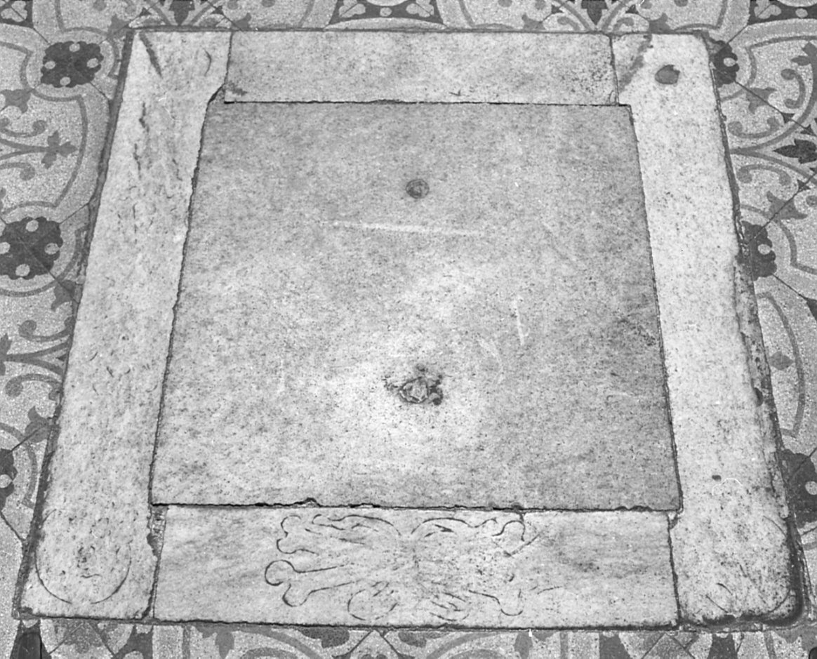 lastra tombale, opera isolata - bottega lombarda (secc. XVII/ XVIII)