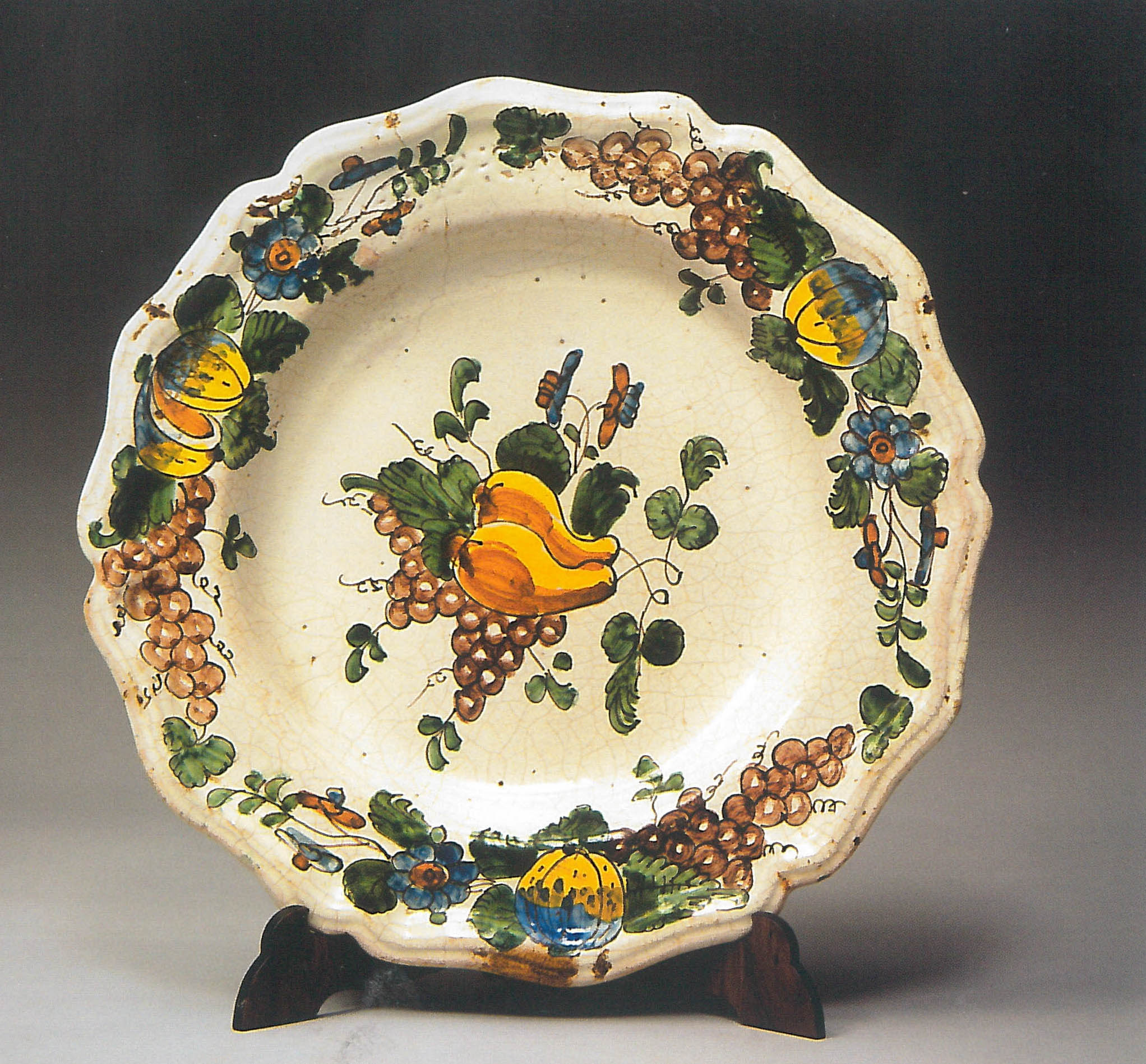 tralci di vite, uva, frutti e fiori policromi (piatto) di Festa, Guglielmo (ambito), Festa, Lorenzo (ambito) (seconda metà XVIII)