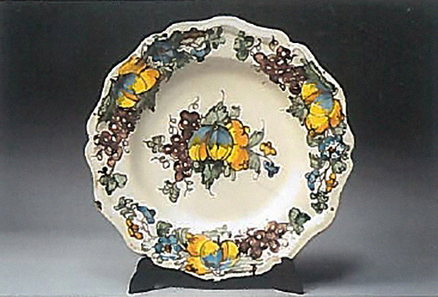 tralci di vite, uva, frutti e fiori policromi (piatto) di Festa, Guglielmo (ambito), Festa, Lorenzo (ambito) (seconda metà XVIII)
