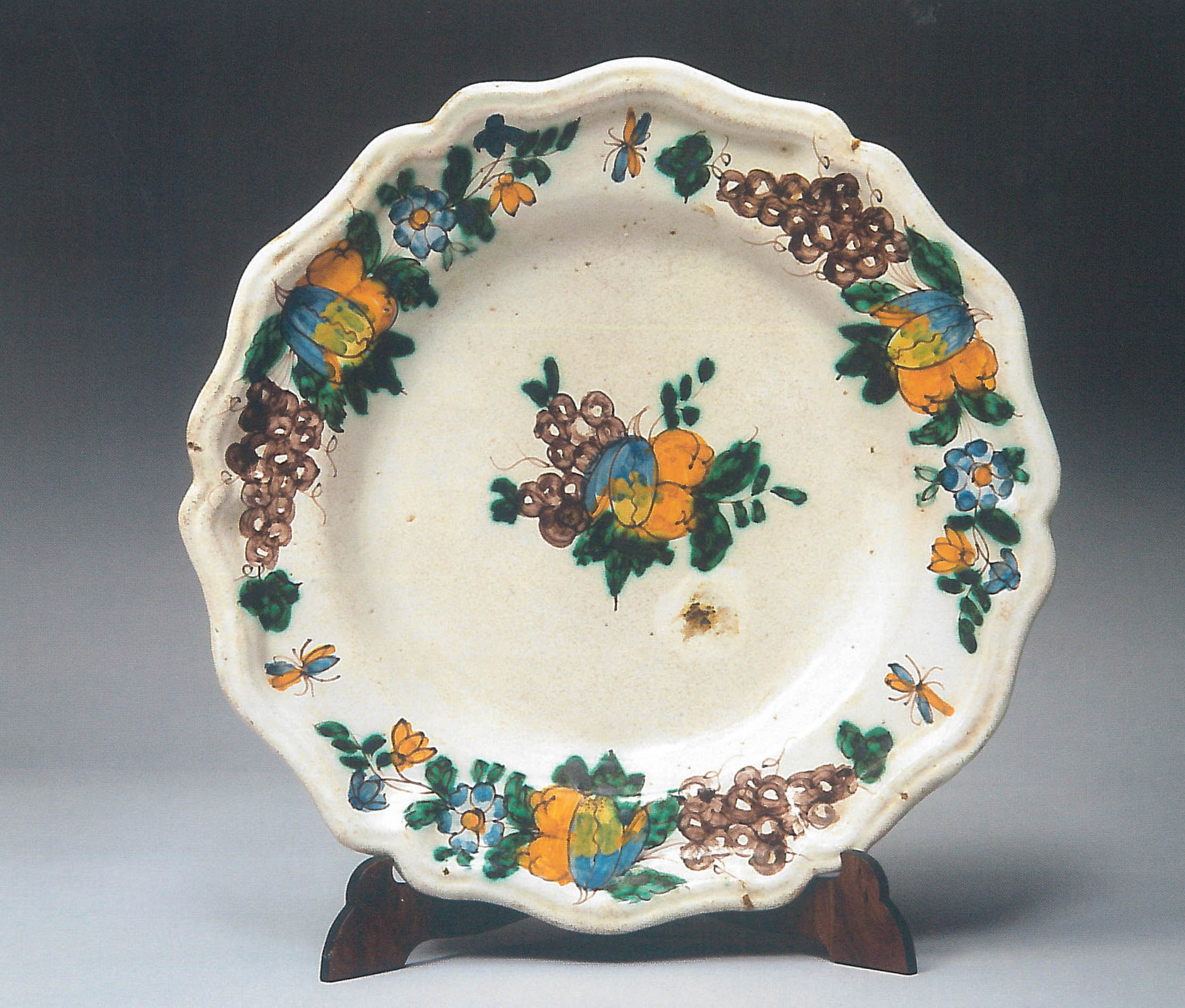 tralci di vite, uva, frutti e fiori policromi (piatto) di Festa, Guglielmo (ambito), Festa, Lorenzo (ambito) (seconda metà XVIII)