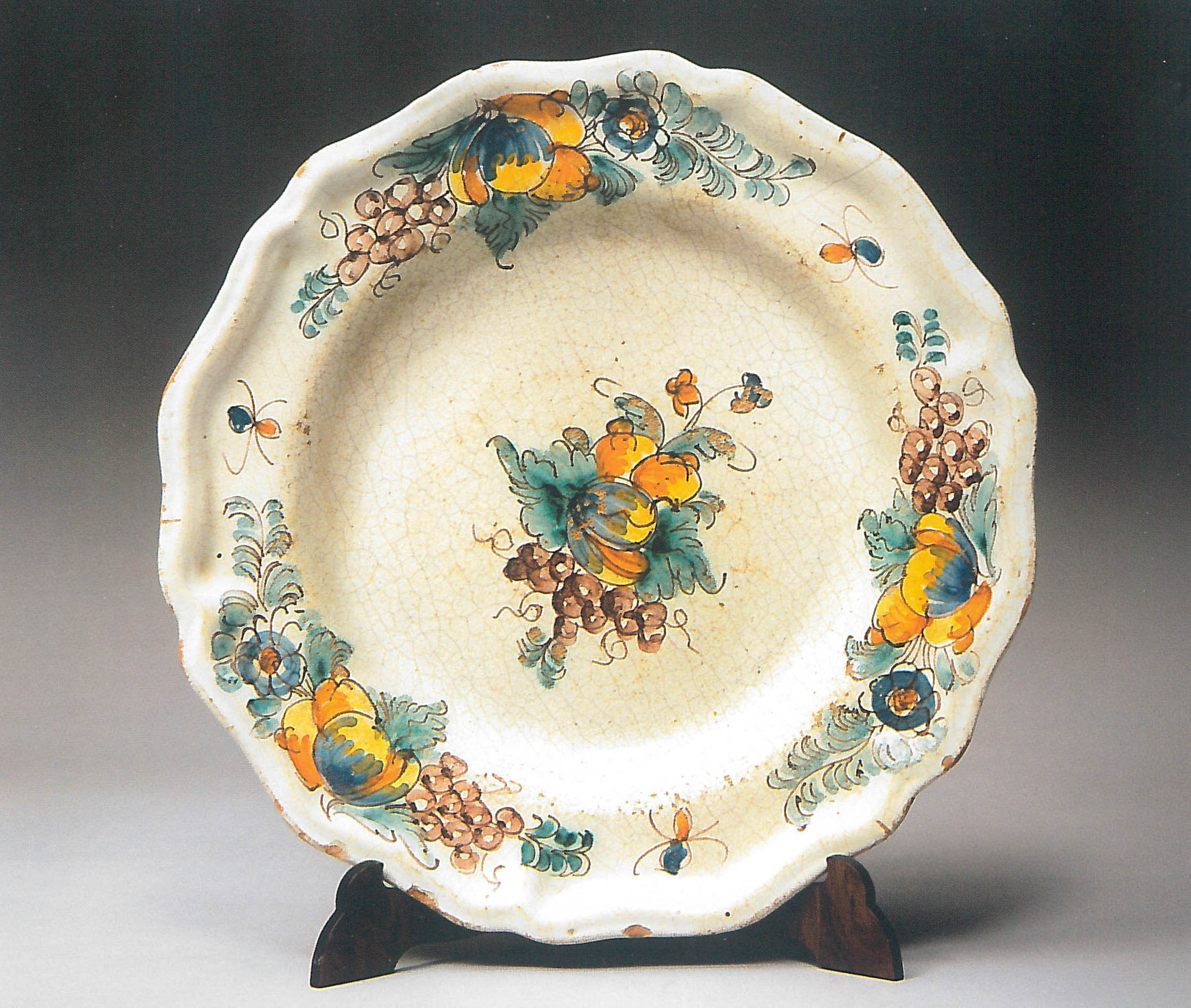 tralci di vite, uva, frutti e fiori policromi (piatto) di Festa, Guglielmo (ambito), Festa, Lorenzo (ambito) (seconda metà XVIII)