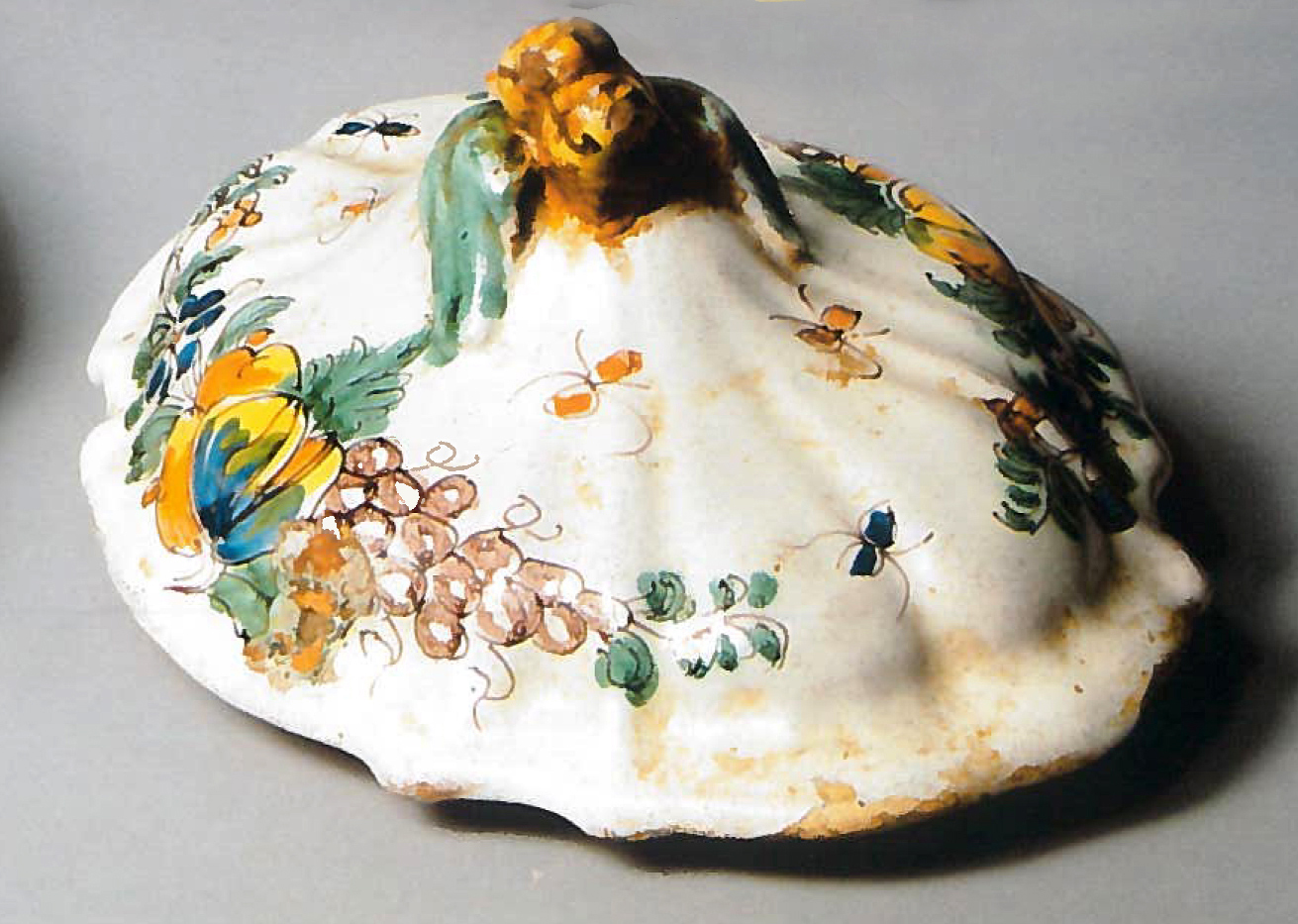 fiori e frutti (coperchio di zuppiera) - manifattura cerretese (seconda metà XVIII)