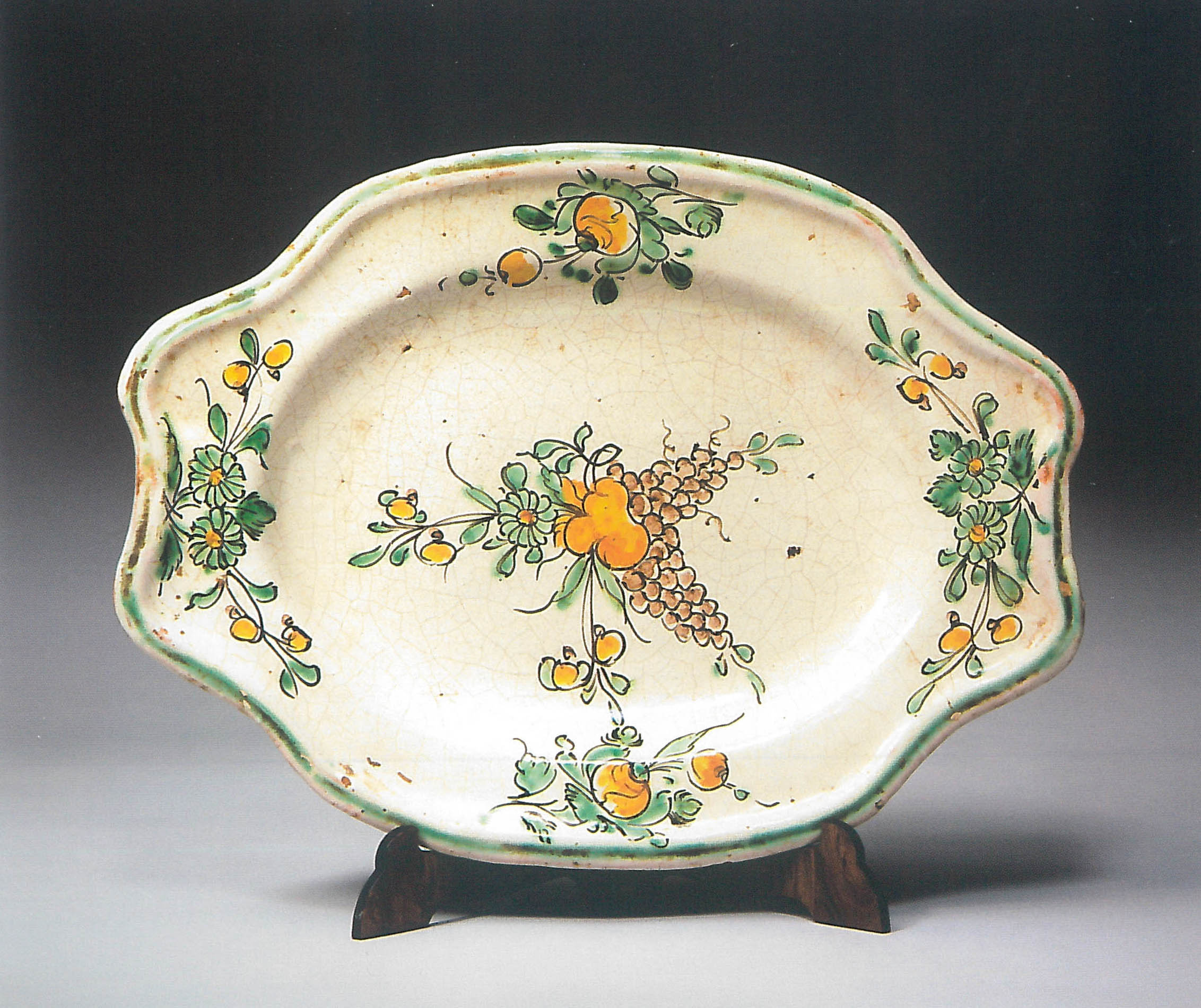 fiori e frutti, melograne e uva (vassoio - alla fiamminga) - manifattura cerretese (seconda metà XVIII)