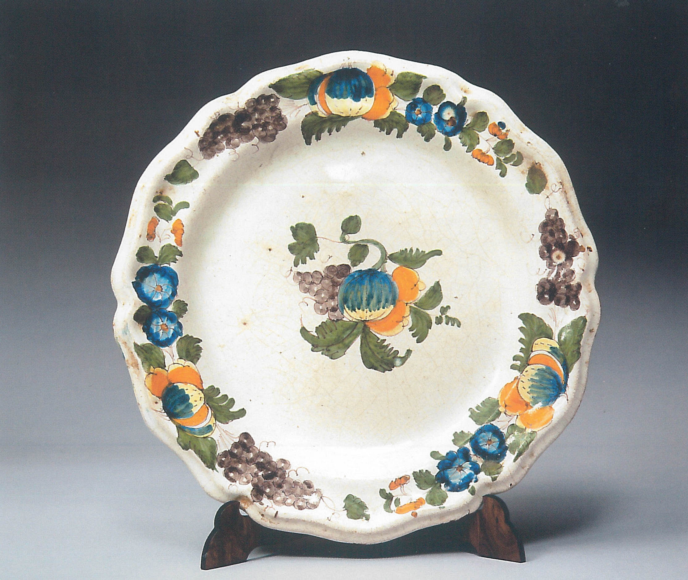 tralci di vite, uva, frutti e fiori policromi (piatto) di Festa, Guglielmo (fabbrica), Festa, Lorenzo (fabbrica) (seconda metà XVIII)