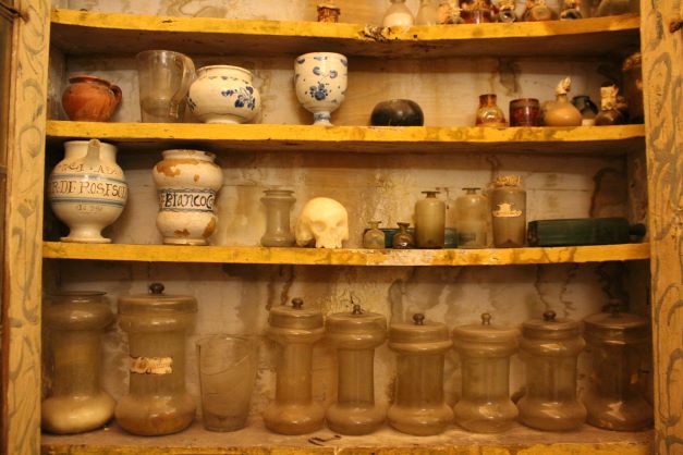 vasetto, elemento d'insieme - bottega umbra (secc. XVIII/ XIX)