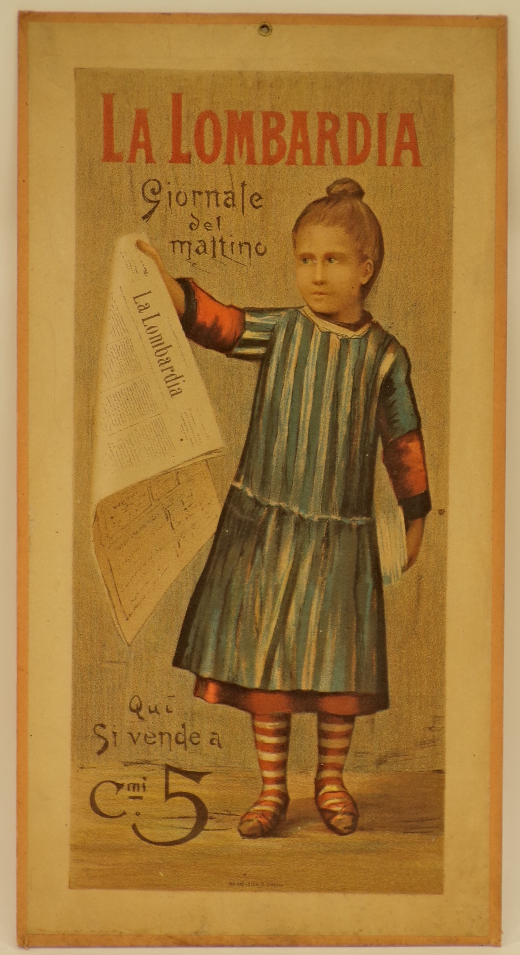 La Lombardia. Giornale del mattino, Bambina venditrice con fascio di giornali sotto il braccio esibisce una copia de "La Lombardia" (Cartello) - ambito milanese (primo quarto XX)