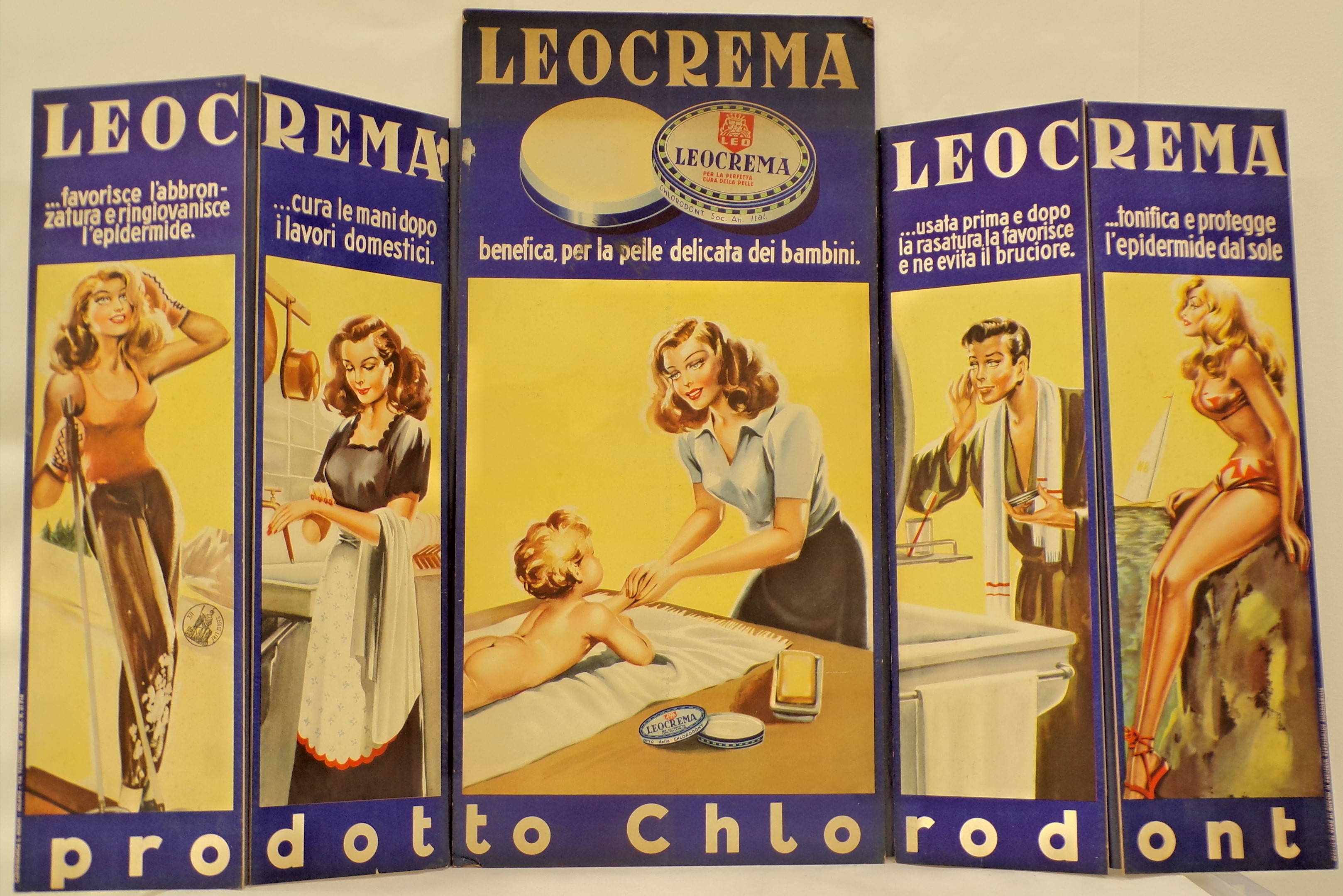 Leocrema prodotto Chlorodont, Ragazza in montagna sugli sci; giovane donna in cucina presso l'acquaio; giovane donna con bambino nudo su un asciugamano, saponetta e confezione di Leocrema; giovane uomo in accappatoio davanti allo specchio; ragazza in bikini su uno scoglio (Cartello) - ambito milanese (metà XX)
