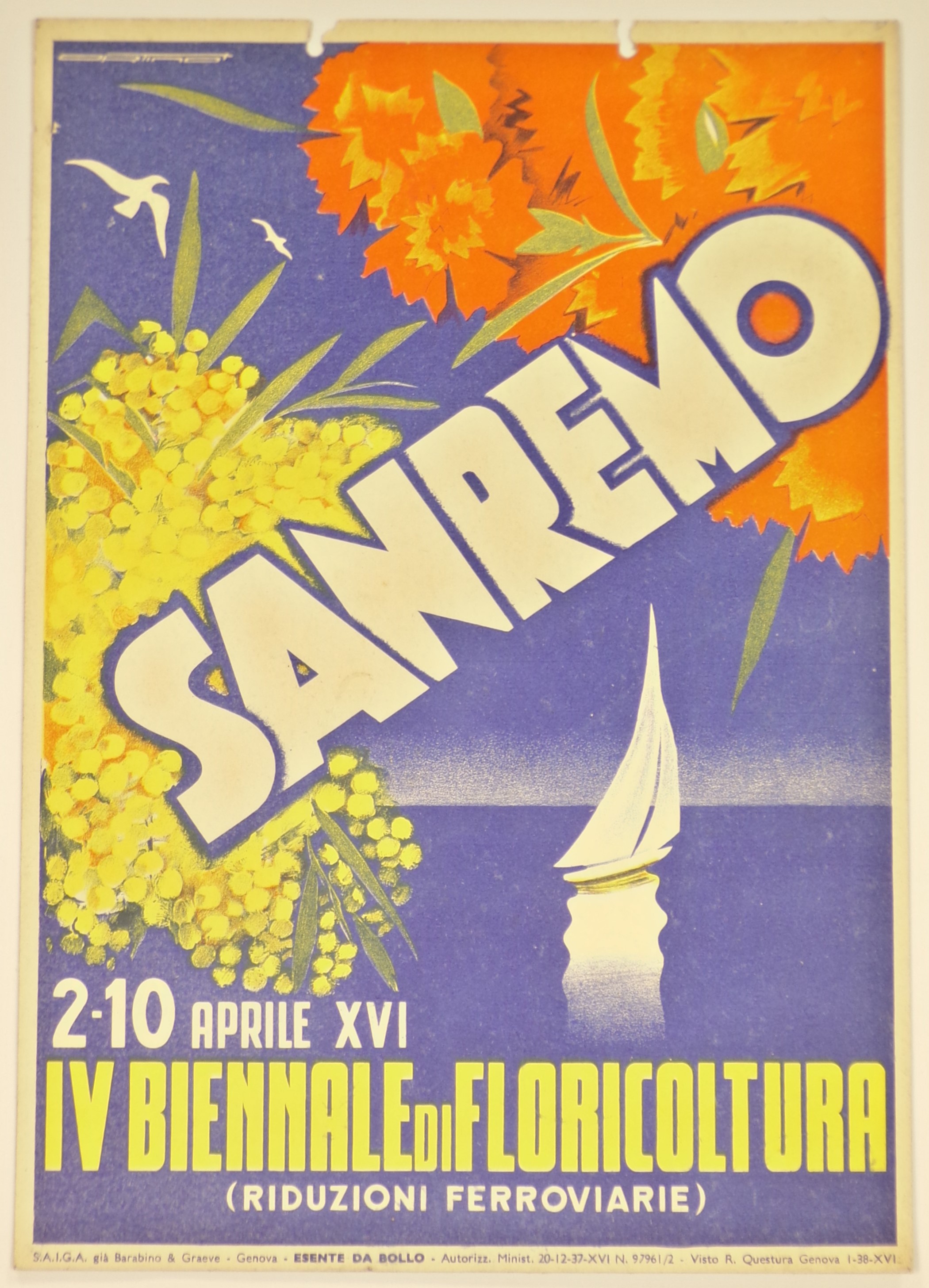 Sanremo 2-10 aprile XVI. IV Biennale di floricoltura, Imbarcazione a vela solca il mare aperto, gabbiani in cielo, in primo piano fiori di mimosa e garofano (locandina) di Ortino Michele - ambito genovese (secondo quarto XX)