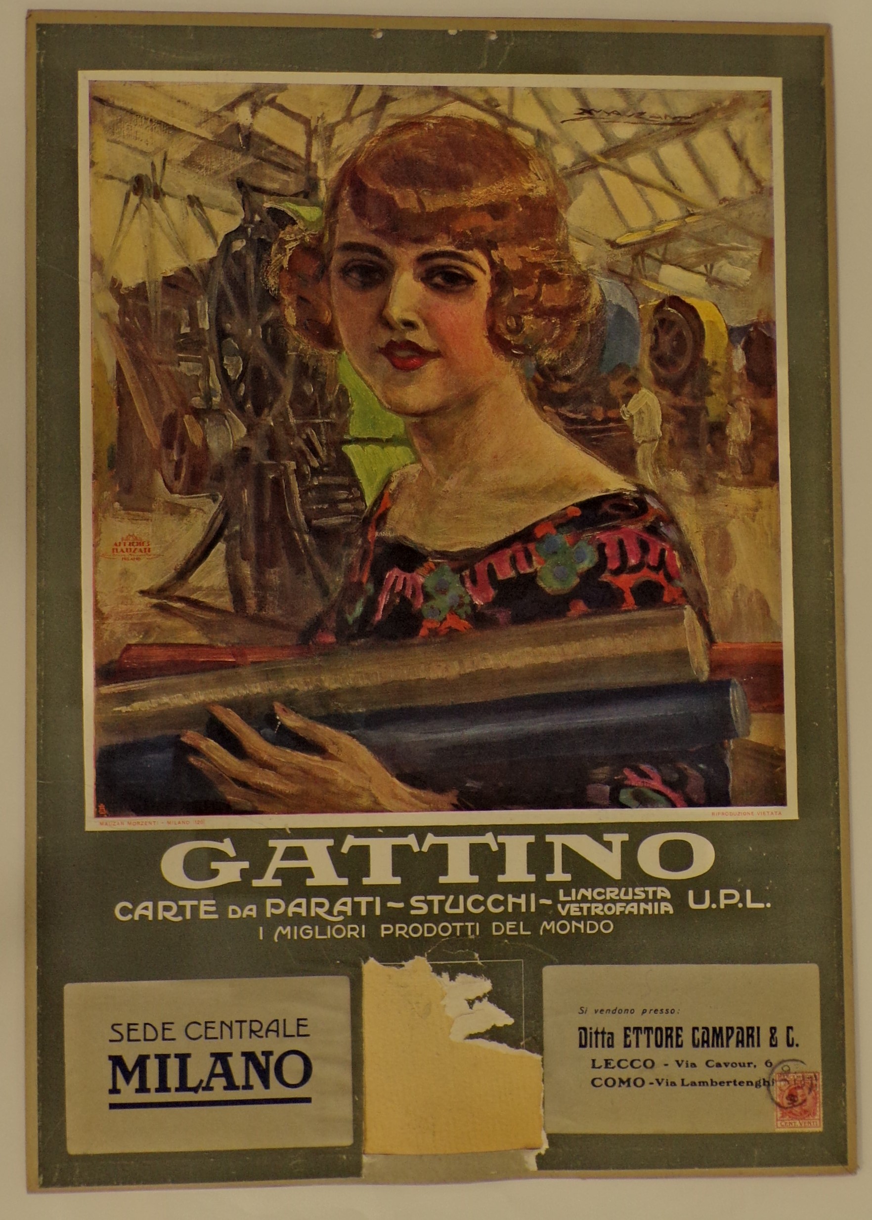 Gattino Carte da parati - stucchi - lincrusta vetrofania u.p.l, Sullo sfondo di un padiglione industriale con rotative per carta da parati, giovane e distinta signora guarda lo spettatore reggendo in mano dei rotoli di carta colorata (locandina) di Mauzan Achille Luciano, Affiches Mauzan - ambito milanese (secondo quarto XX)