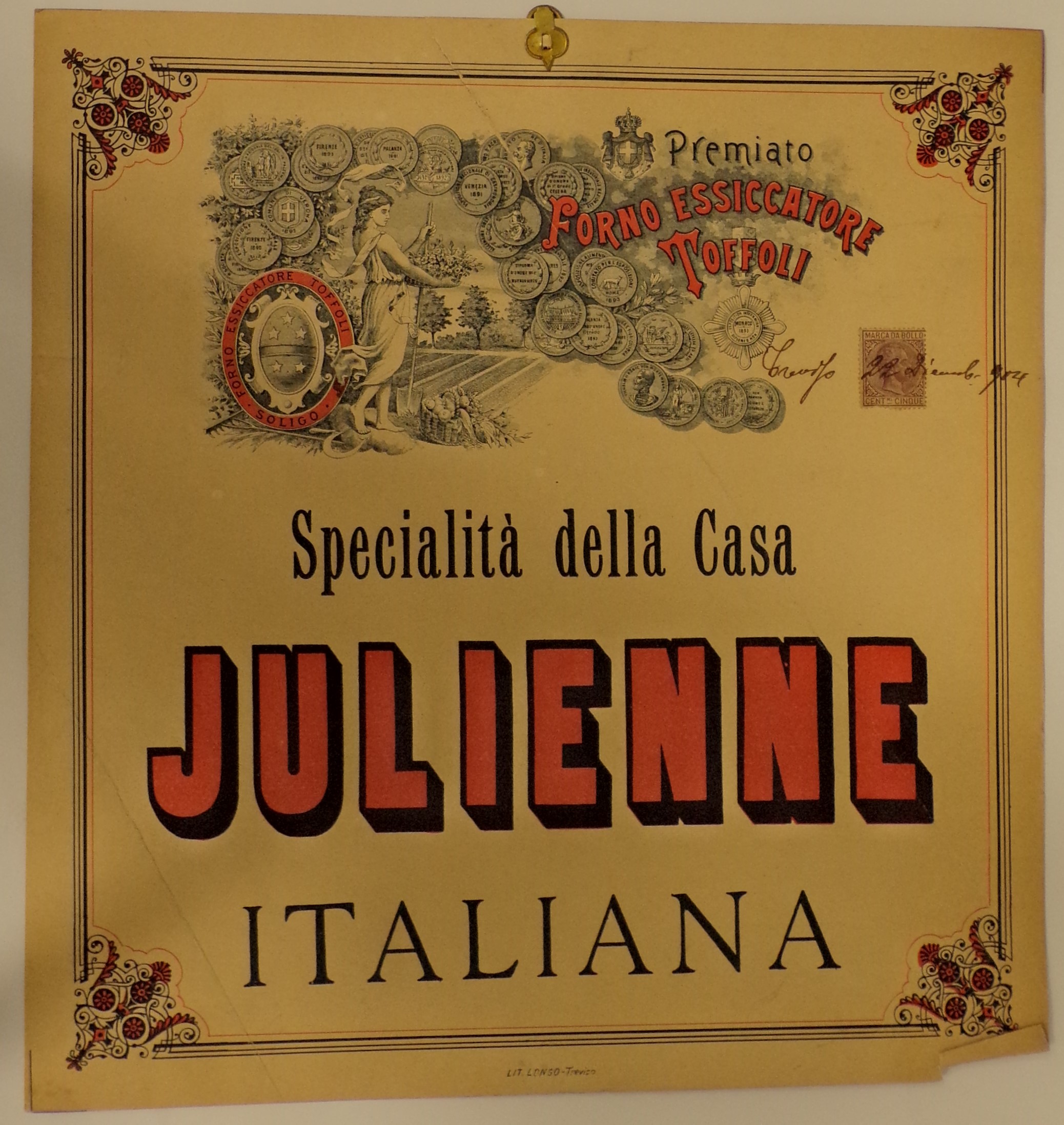 Premiato forno essiccatore Toffoli. Specialità della Casa Julienne, Presso un campo agricolo, presso un rastrello e un falcetto, donna abbigliata all'antica con badile, cesto di fiori in mano e cesto i frutta e verdura a terra. Attorno, innumerevoli medadglie e motivi vegetali (locandina) - ambito trevigiano (primo quarto XX)