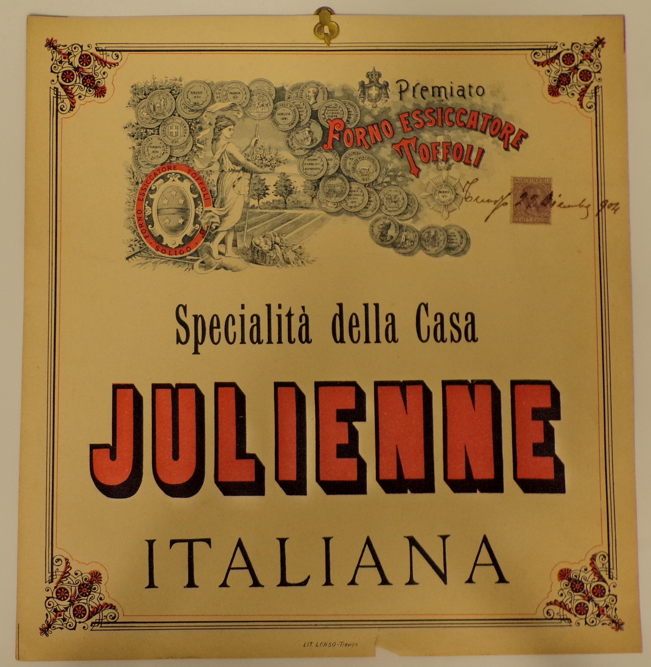 Premiato forno essiccatore Toffoli. Specialità della Casa Julienne, Presso un campo agricolo, presso un rastrello e un falcetto, donna abbigliata all'antica con badile, cesto di fiori in mano e cesto i frutta e verdura a terra. Attorno, innumerevoli medadglie e motivi vegetali (locandina) - ambito trevigiano (primo quarto XX)