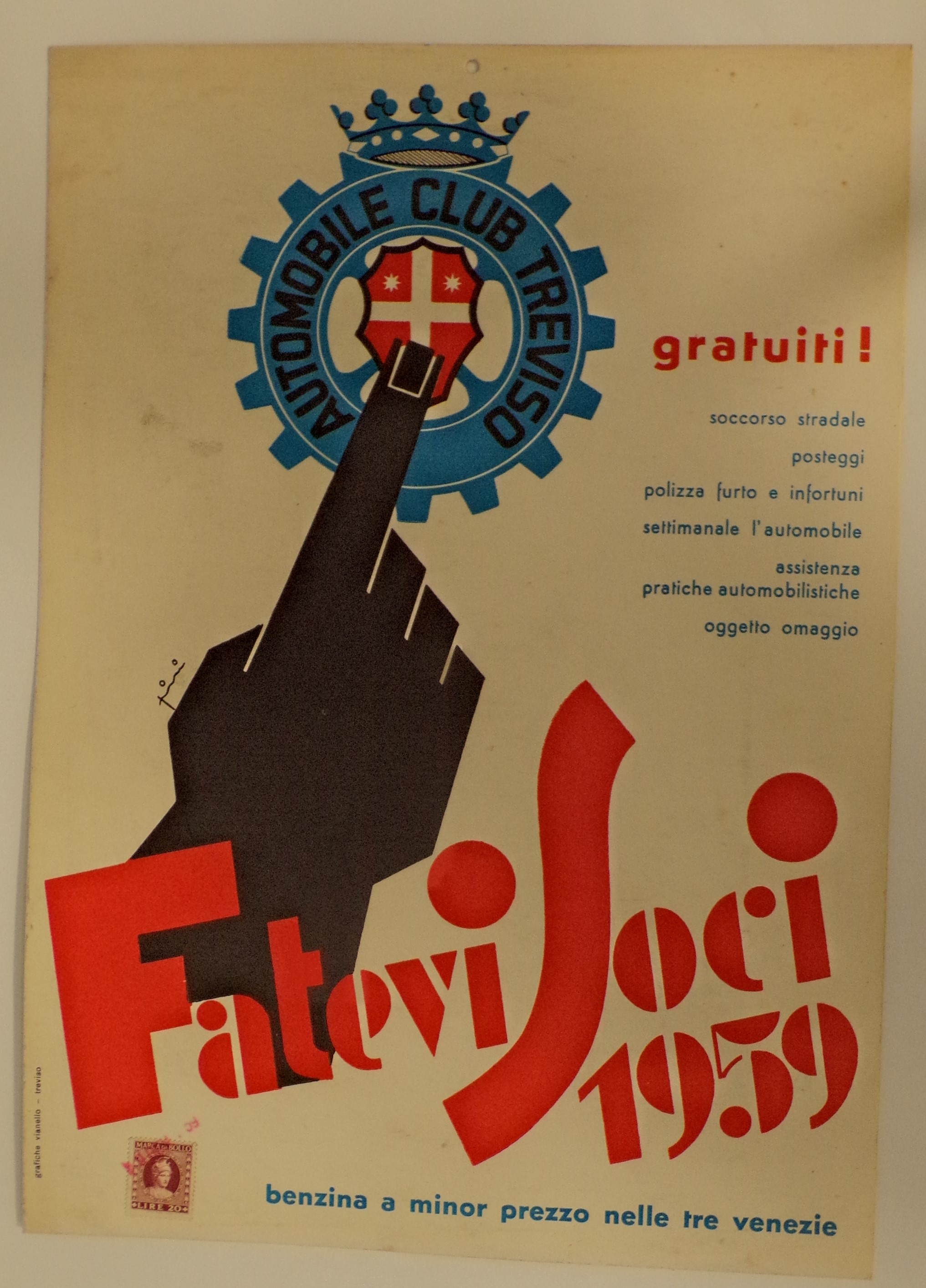 Automobile Club Treviso fatevi soci 1959, Stilizzazione geometrica di mano destra con indice puntato su stemma dell'Automobile Club Treviso (locandina) di Pini Enrico - ambito trevigiano (metà XX)