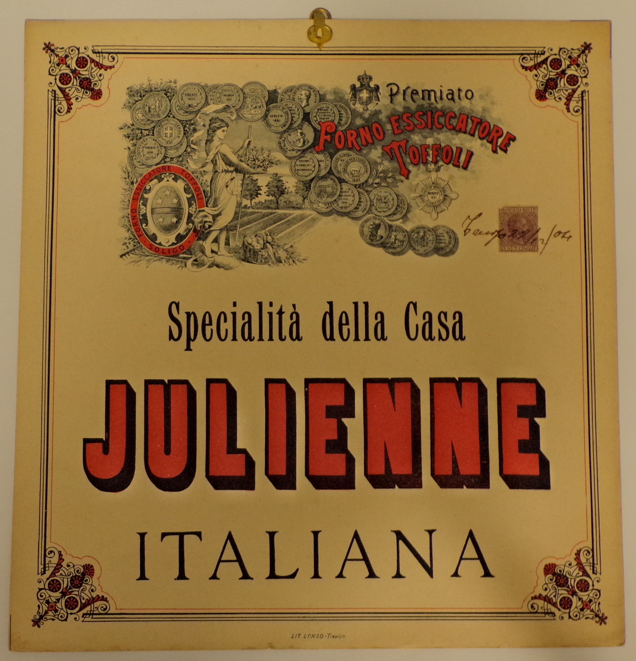 Premiato forno essiccatore Toffoli. Specialità della Casa Julienne, Presso un campo agricolo, presso un rastrello e un falcetto, donna abbigliata all'antica con badile, cesto di fiori in mano e cesto i frutta e verdura a terra. Attorno, innumerevoli medadglie e motivi vegetali (locandina) - ambito trevigiano (primo quarto XX)