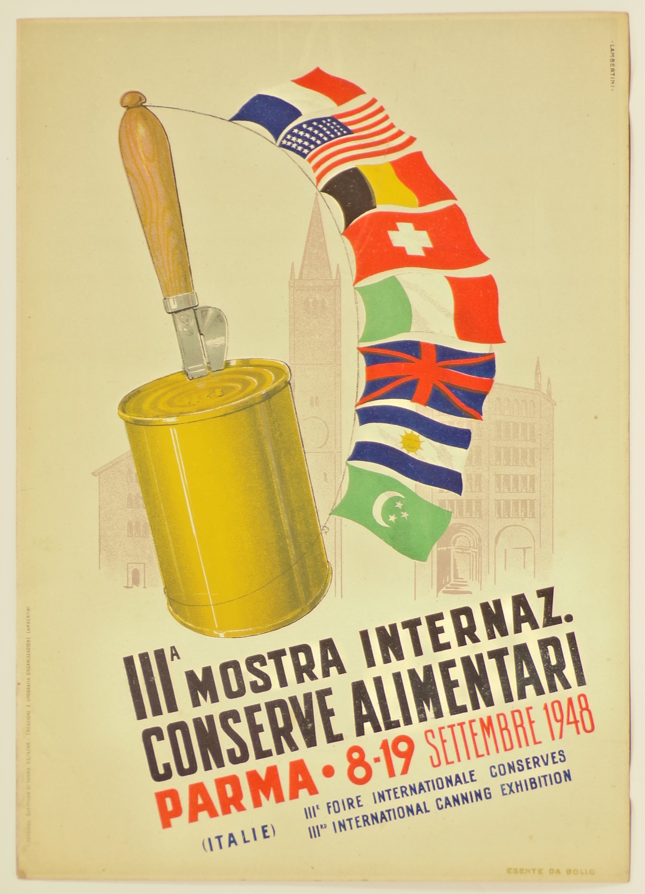 IIIa mostra internazionale conserve alimentari, Sullo sfondo del Duomo e del Battistero di Parma, barattolo alimientare di latta con apriscatole e serie di bandiere internazionali appese a una cordicella (locandina) di Lambertini Lodovico - ambito parmense (metà XX)