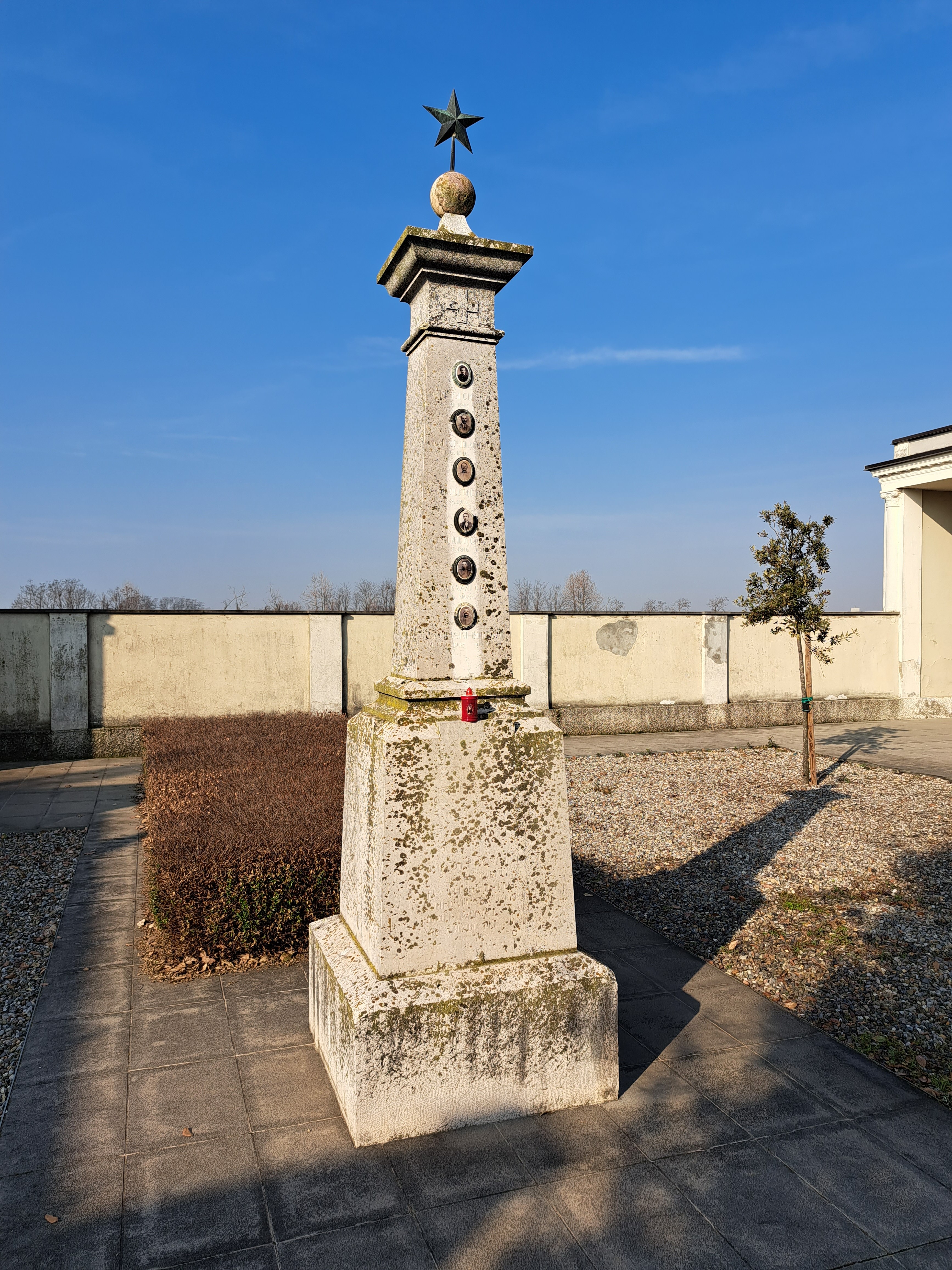 Stella d'Italia, Tropaion, Croce di Cristo (monumento ai caduti - ad obelisco, opera isolata) di Righetti, Emilio (attribuito) (primo quarto XX)