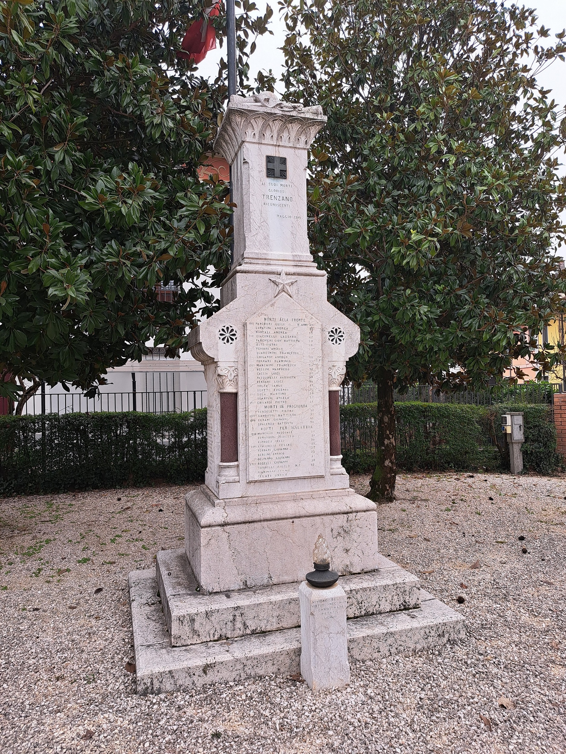 Stella d'Italia, Croce di Cristo, Tropaion (monumento ai caduti - a stele, opera isolata) di Sberna, Annibale (attribuito) (primo quarto XX)