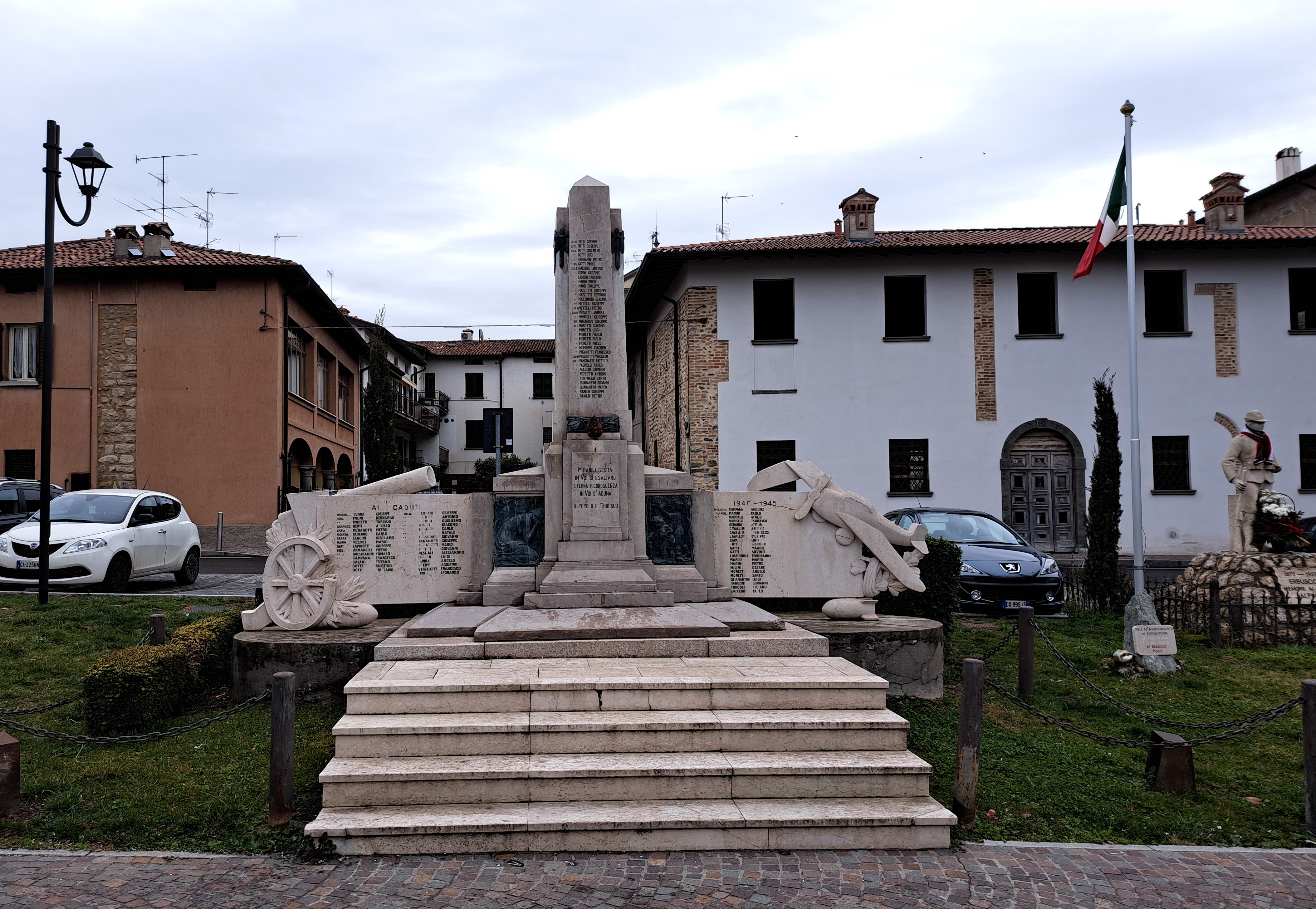 Compianto di giovane donna e di anziano genitore, Fiamma del sacrificio-del ricordo (monumento ai caduti - ad obelisco, opera isolata) di Laffranchi, Luigi (attribuito) (primo quarto, seconda metà XX, XX)