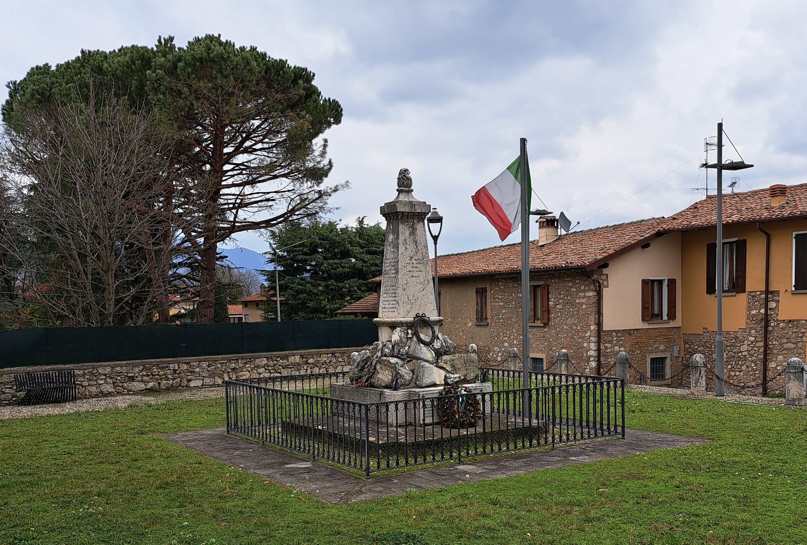 Fiamma dell'amor di patria (monumento ai caduti - ad obelisco, opera isolata) di Salvetti, Antonio (attribuito) (primo quarto XX)