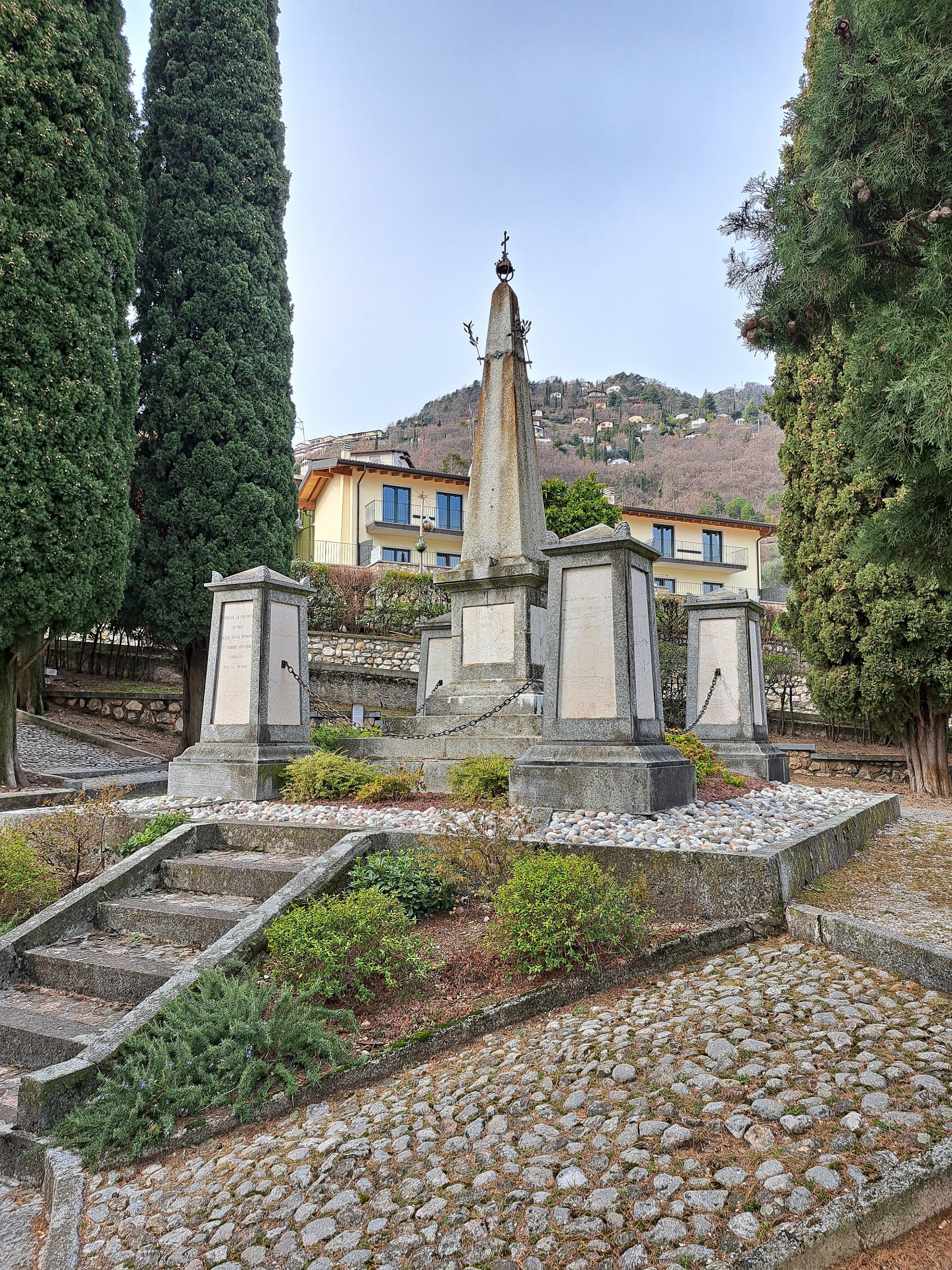 Croce di Cristo (monumento ai caduti - ad obelisco, opera isolata) di Cozzaglio, Arturo (attribuito) (secondo quarto, seconda metà XX, XX)