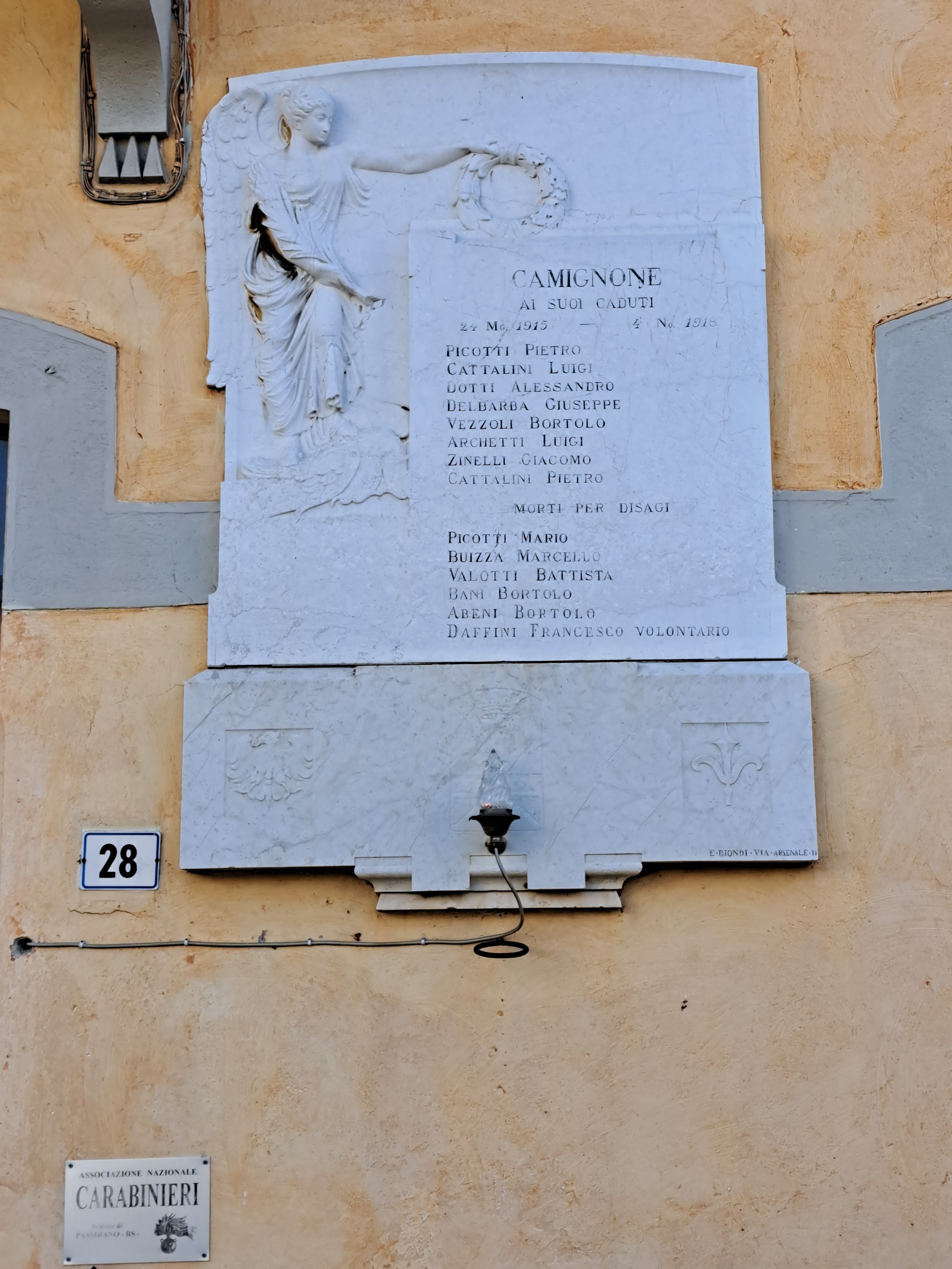 Allegoria della Vittoria trionfante sull'aquila d'Asburgo (monumento ai caduti - a lapide, opera isolata) di Biondi Enrico (attribuito) (primo quarto XX)