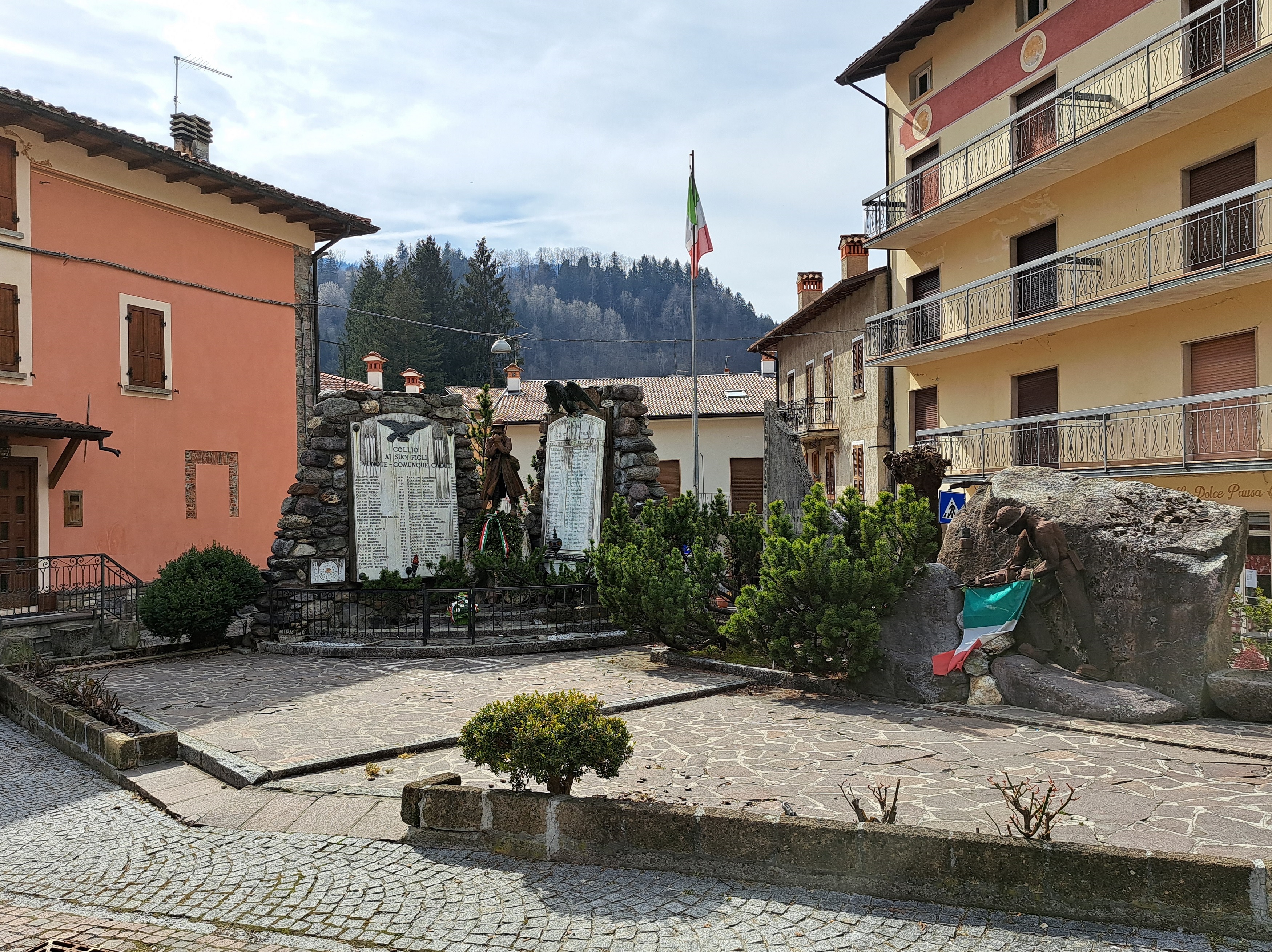 Allegoria della Vittoria come aquila, Croce di Cristo, Fiaccola del sacrificio (monumento ai caduti - a stele, opera isolata) - ambito bresciano (primo quarto, seconda metà XX, XX)