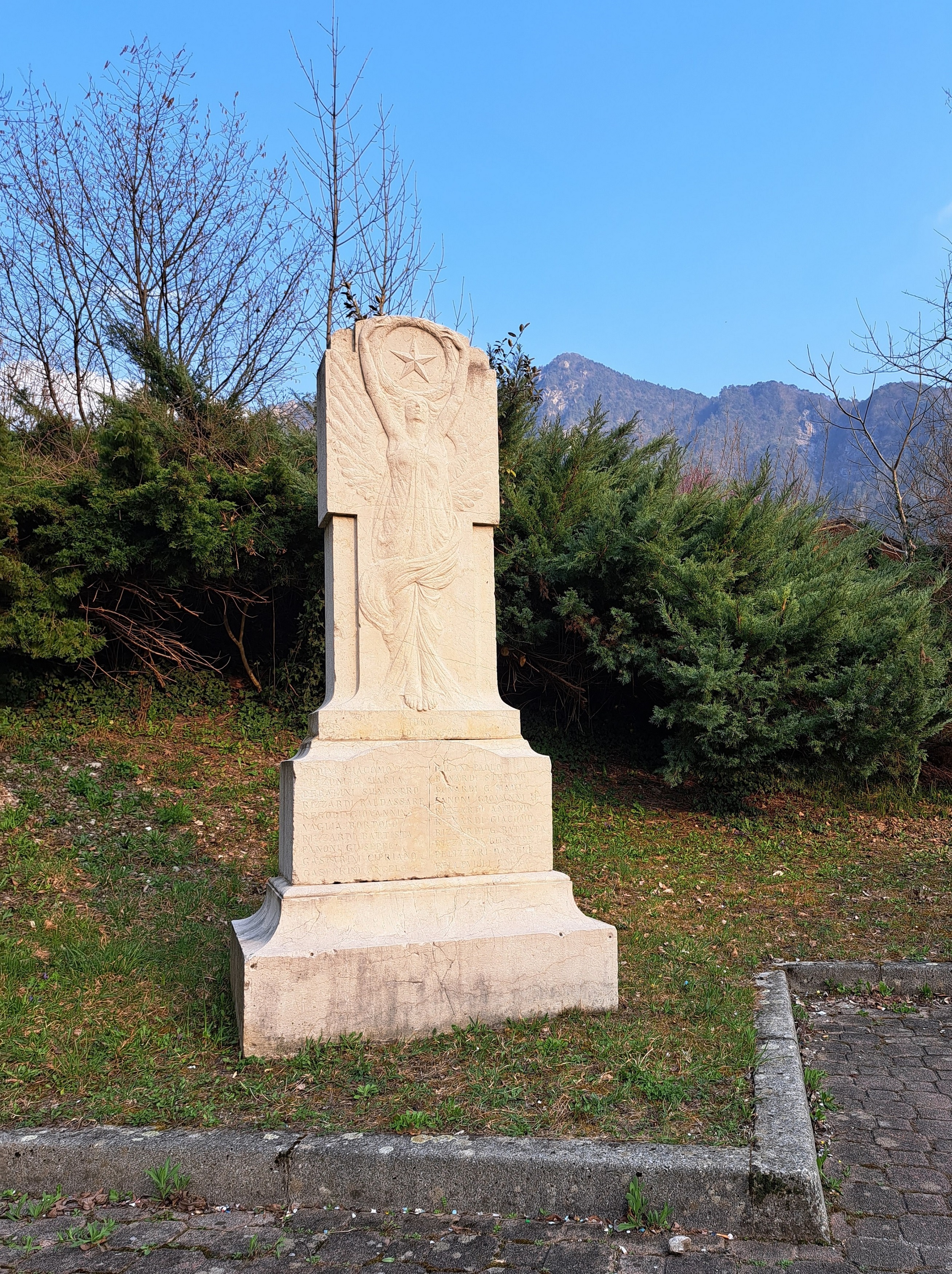 Allegoria della Vittoria, Stella d'Italia (monumento ai caduti - a stele, opera isolata) di Botta Claudio (attribuito) (primo quarto XX)