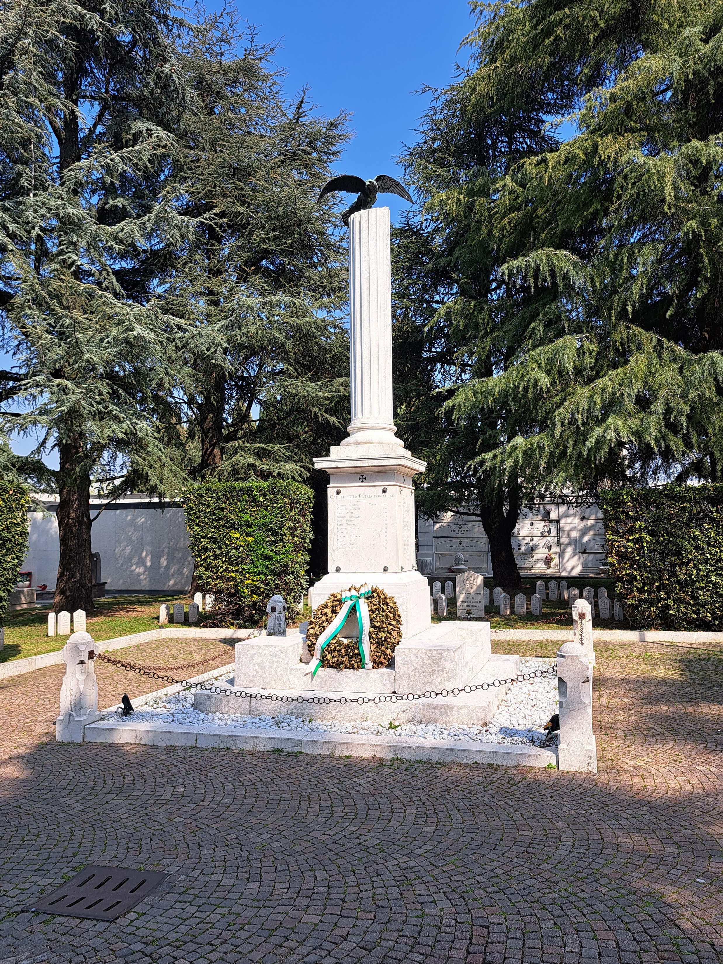 Allegoria della Vittoria come aquila, Croce di Cristo (monumento ai caduti - a colonna spezzata, opera isolata) di Ditta Fratelli Zani (laboratorio) (primo quarto, seconda metà XX, XX)
