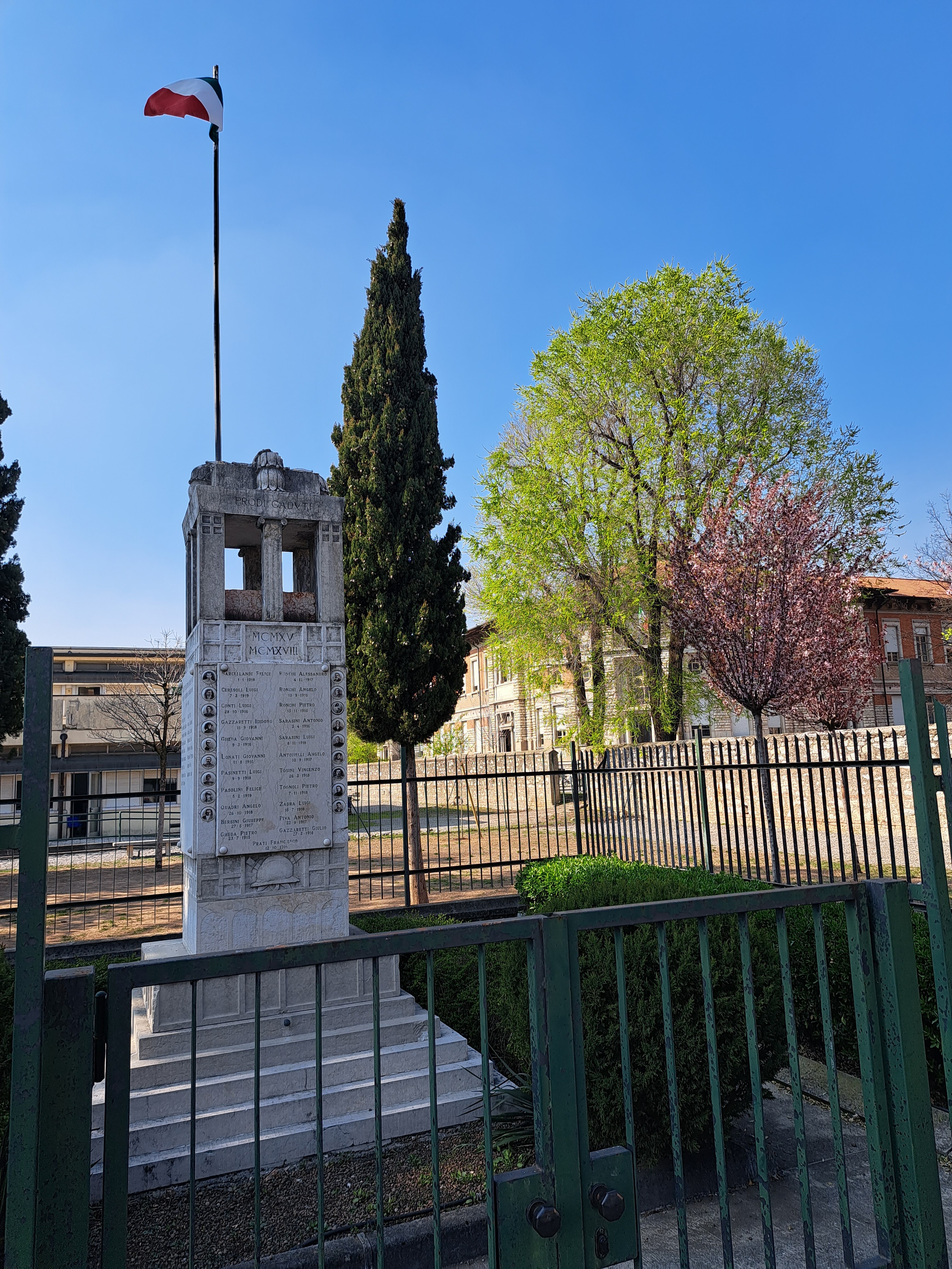 Tropaion (monumento ai caduti - a stele, opera isolata) di Trainini Vittorio (attribuito), Bono Angelo (attribuito) (primo quarto, seconda metà XX, XX)
