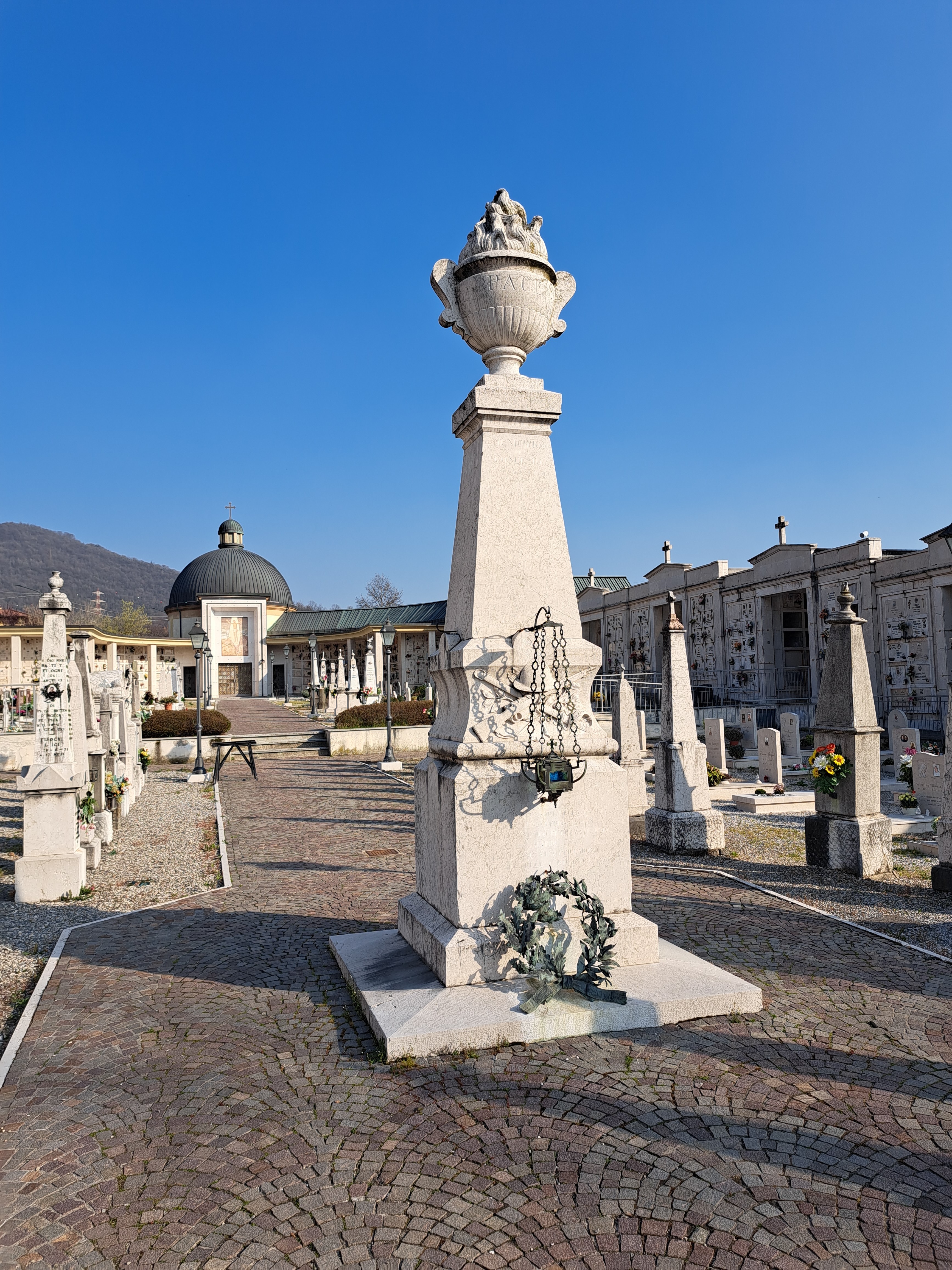 Fiamma del sacrificio-del ricordo, Tropaion, Croce di Cristo (monumento ai caduti - ad obelisco, opera isolata) di Cooperativa Scalpellini Rezzato (attribuito) (primo quarto, seconda metà XX, XX)