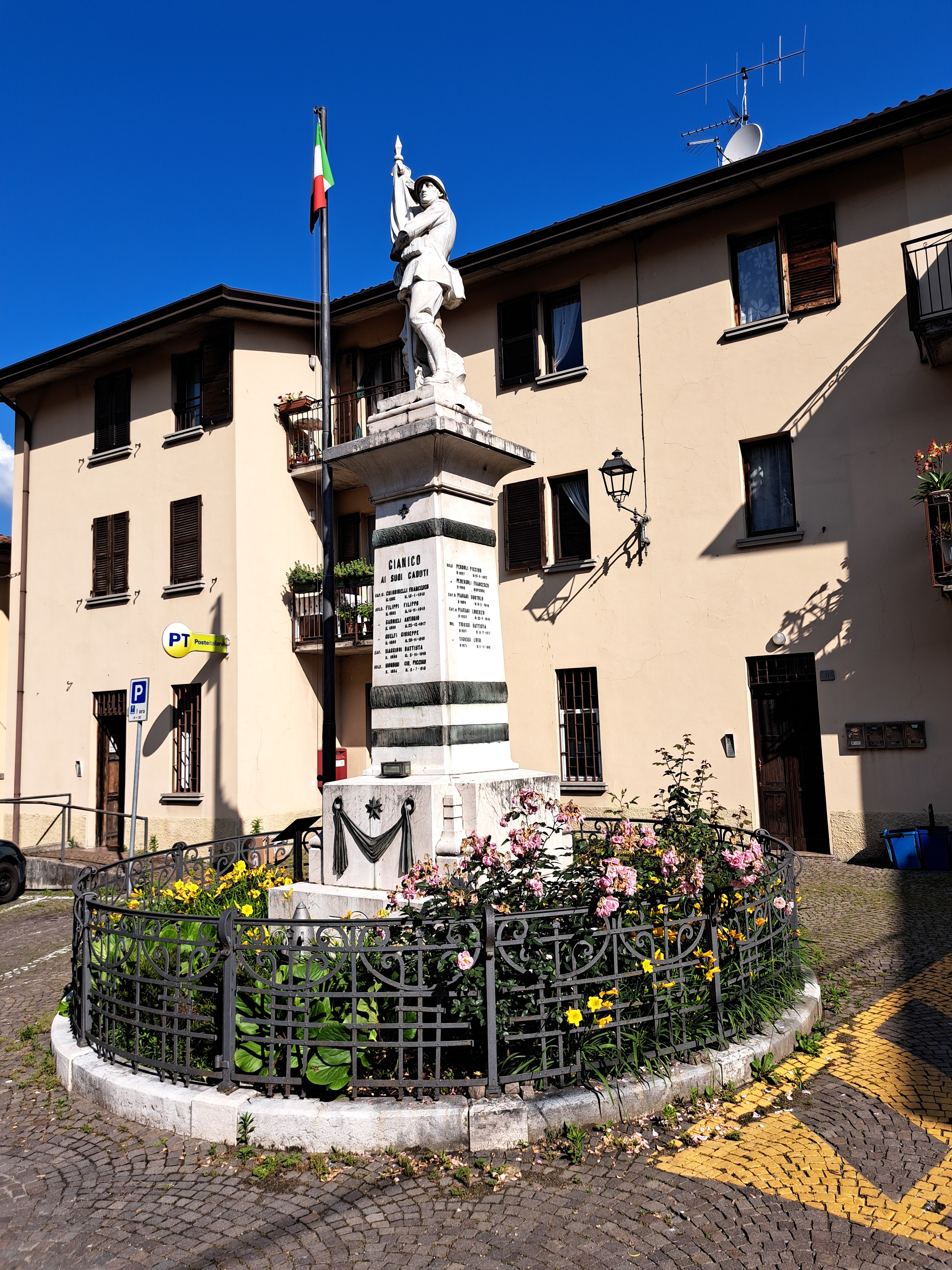Figura di Soldato che porta la Bandiera, Stella d'Italia, Croce di Cristo (monumento ai caduti - a stele, opera isolata) di Vogini, Maurizio (attribuito) (primo quarto XX)