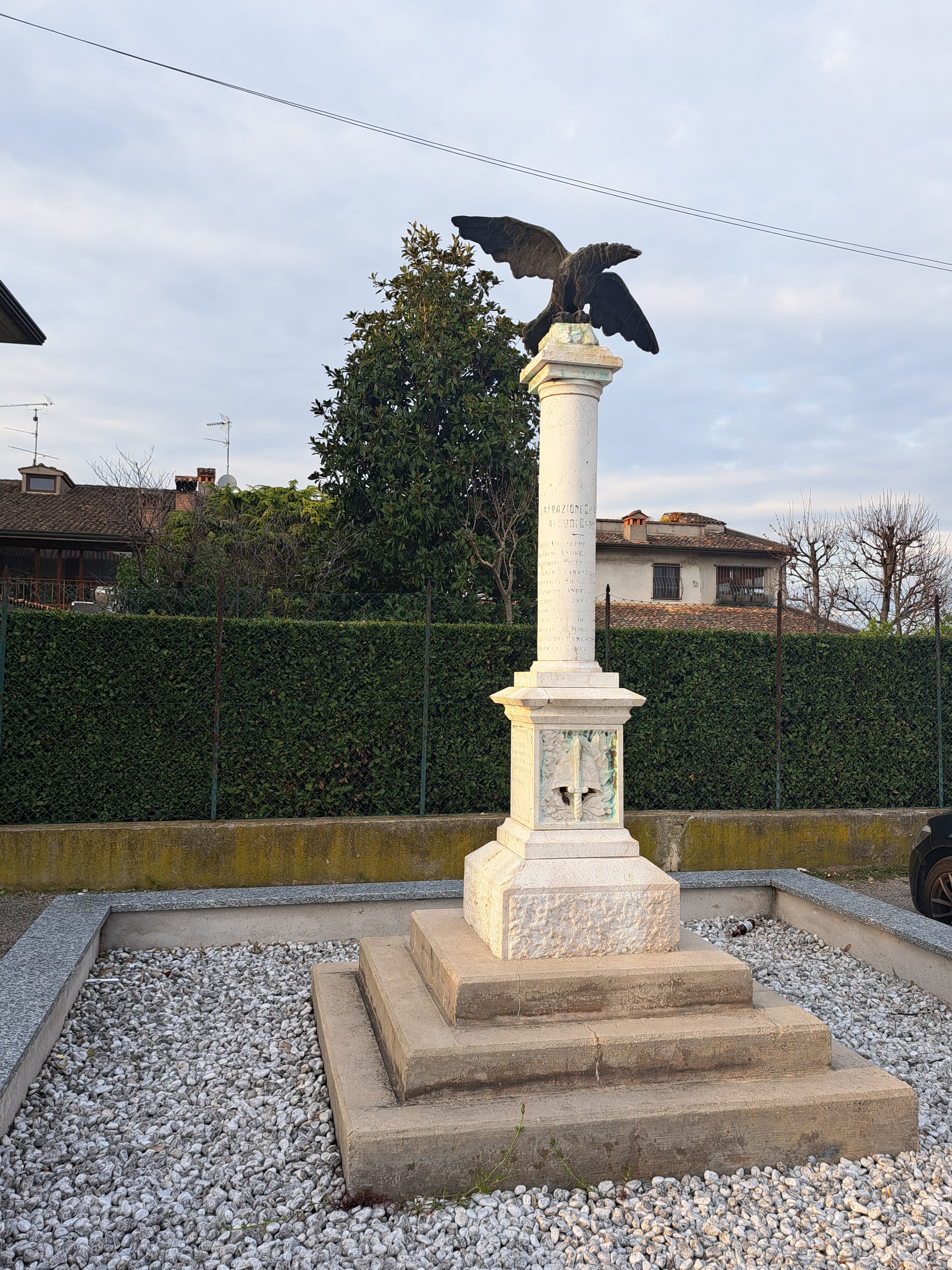 Allegoria della Vittoria come aquila, Tropaion (monumento ai caduti - a colonna, opera isolata) di Bertoli, Tarcisio (attribuito) (secondo quarto, seconda metà XX, XX)