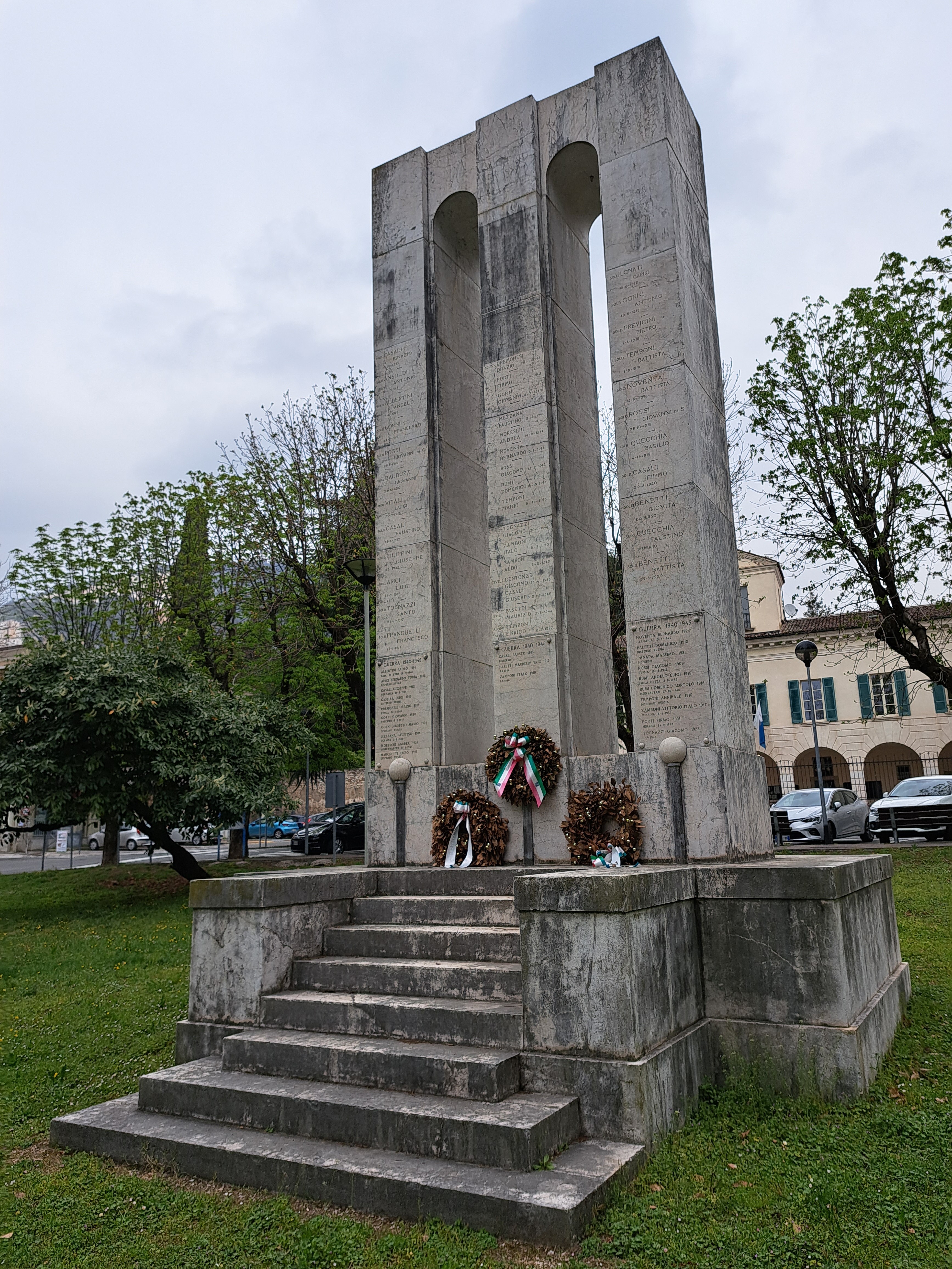 Soggetto assente (monumento ai caduti - a stele, opera isolata) di Trombetta Pietro (attribuito) (secondo quarto, seconda metà XX, XX)