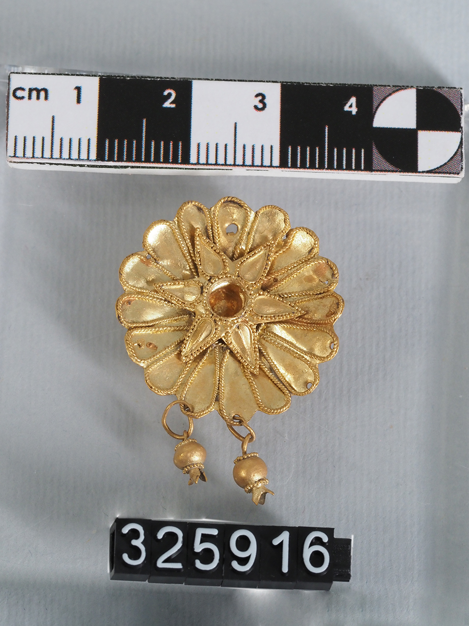 orecchino - produzione magnogreca (IV a.C)