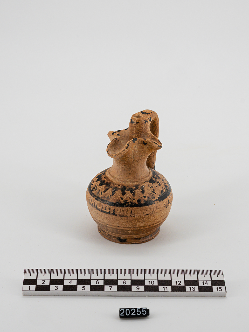 oinochoe/ a bocca trilobata - produzione lucana (V a.C)