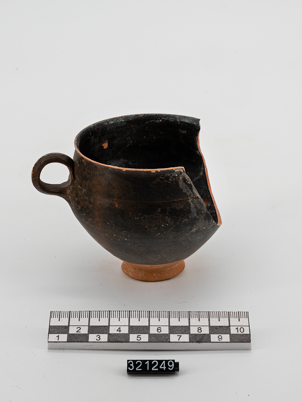 tazza/ biansata - produzione magnogreca (prima metà III a.C)