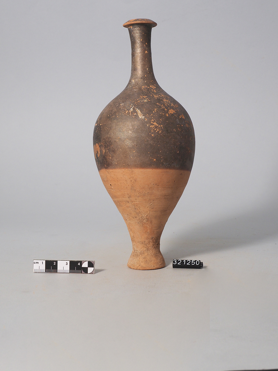 unguentario/ piriforme - produzione magnogreca (inizio III a.C)