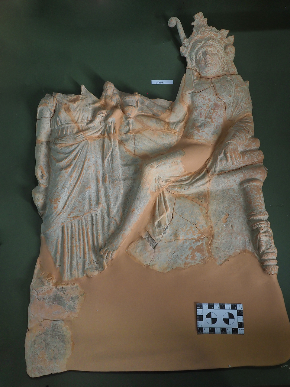 Figura maschile recumbente con donna e bambino (pinax/ votivo) - ambito magno-greco (SECOLI/ IV a.C./ III a.C)