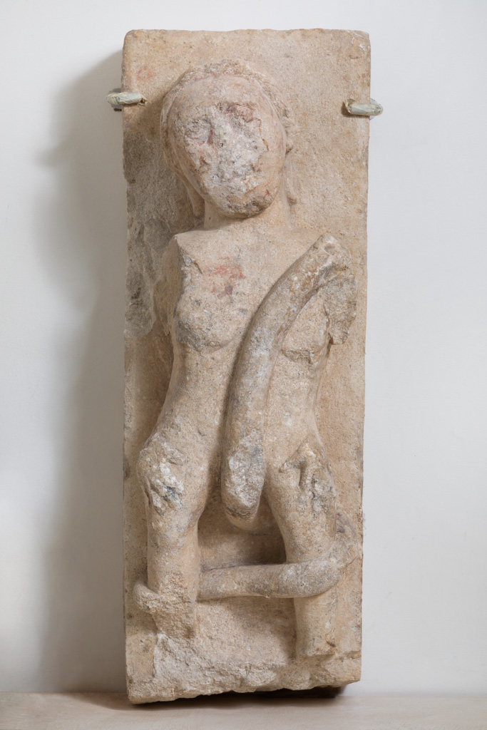 Uomo con serpente (rilievo, frammento) - bottega molisana (XIII)