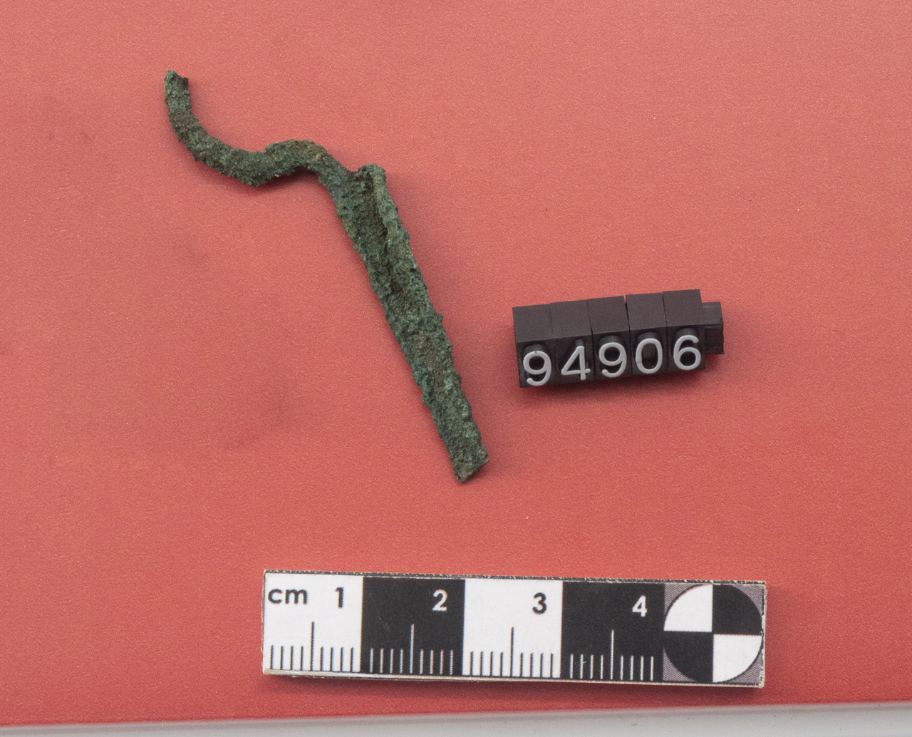 fibula, ad arco rialzato (SECOLI/ VI a.C)