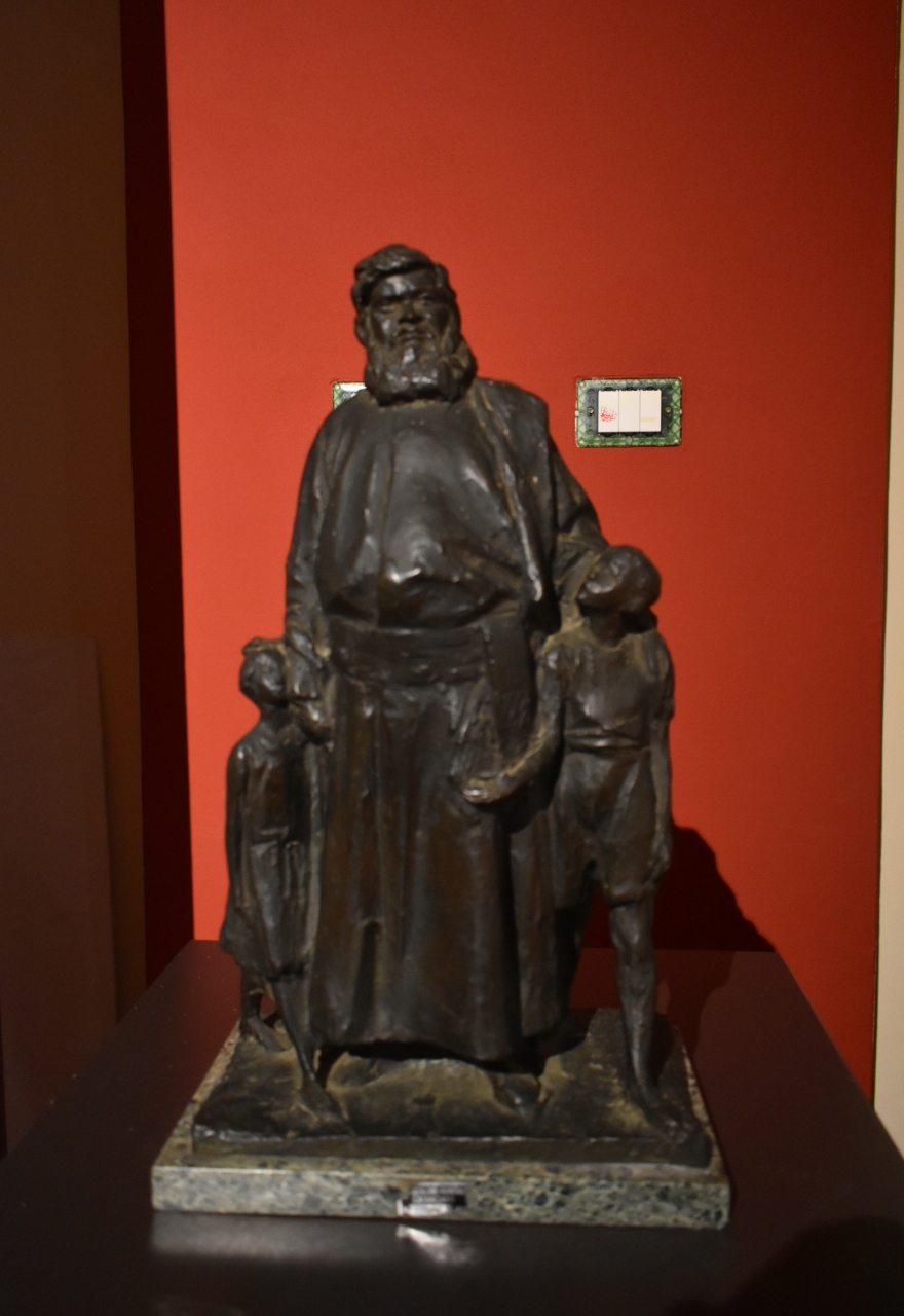 Padre Giovanni Semeria e due orfani a Monterosso al Mare, figura maschile con bambini (gruppo scultoreo) di Monteleone Alessandro, Fonderia Artistica Giovanni Amedeo Laganà (officina) (metà XX)