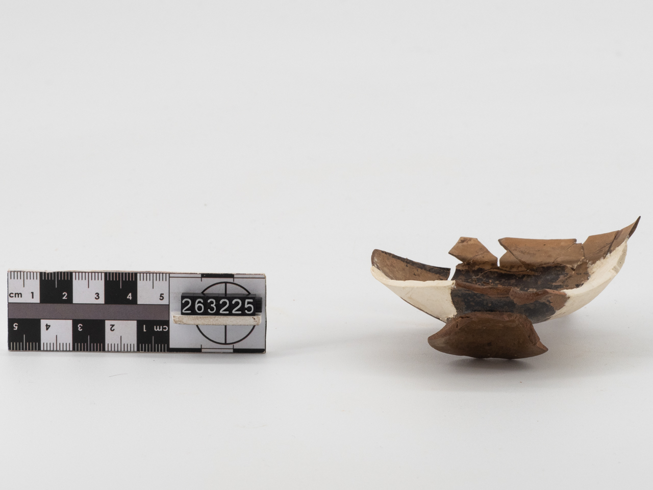 kylix/ forma parzialmente ricostruibile - ionica (secondo quarto VI a.C)